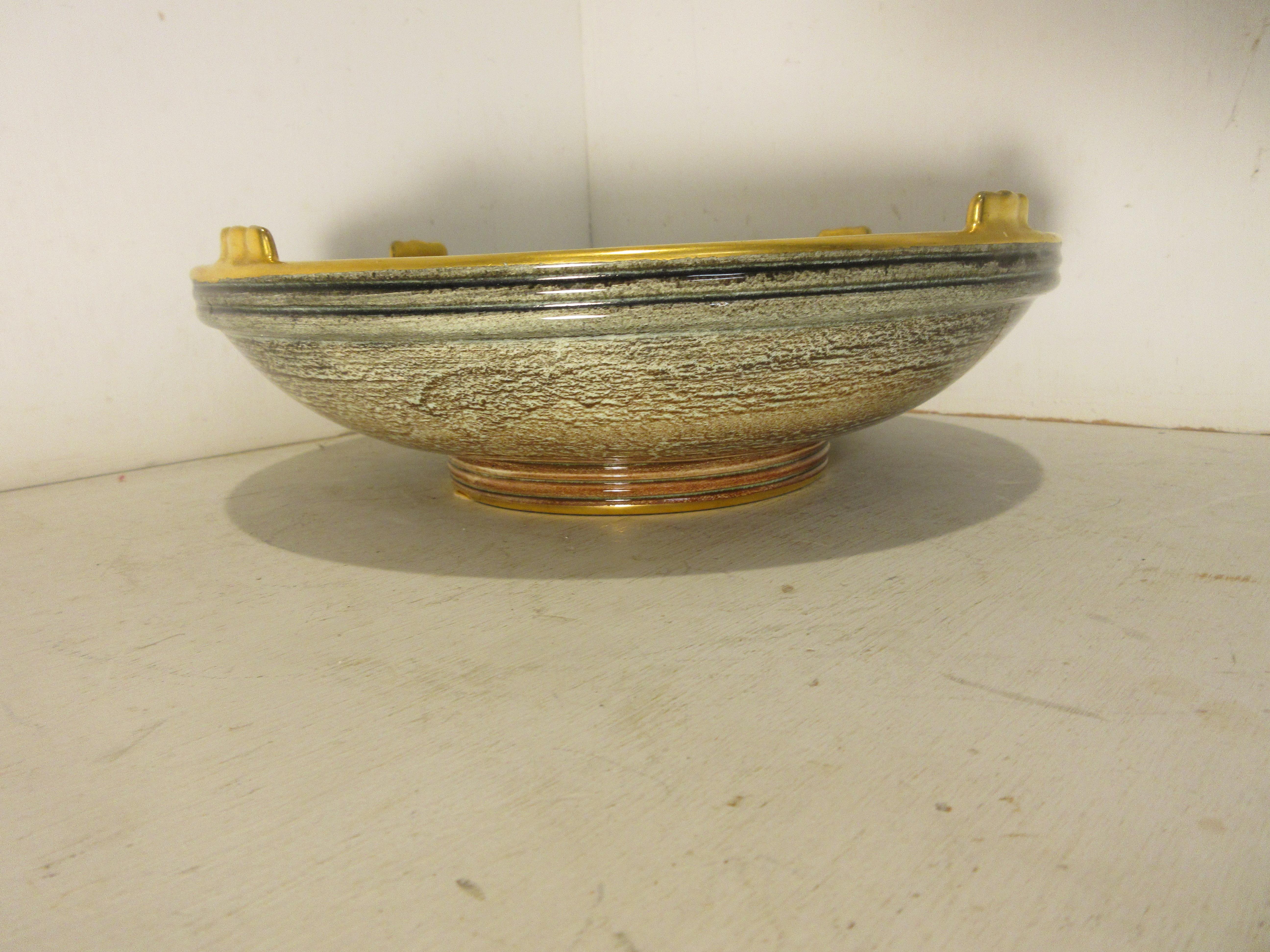 Dies ist eine handgefertigte seltene schwedische Art-Deco-Keramikschale in hellbrauner und goldener Glanzglasur, handdekoriert mit Gold, hergestellt von dem schwedischen Keramikkünstler Josef Ekberg. Zu dieser Zeit war er einer der