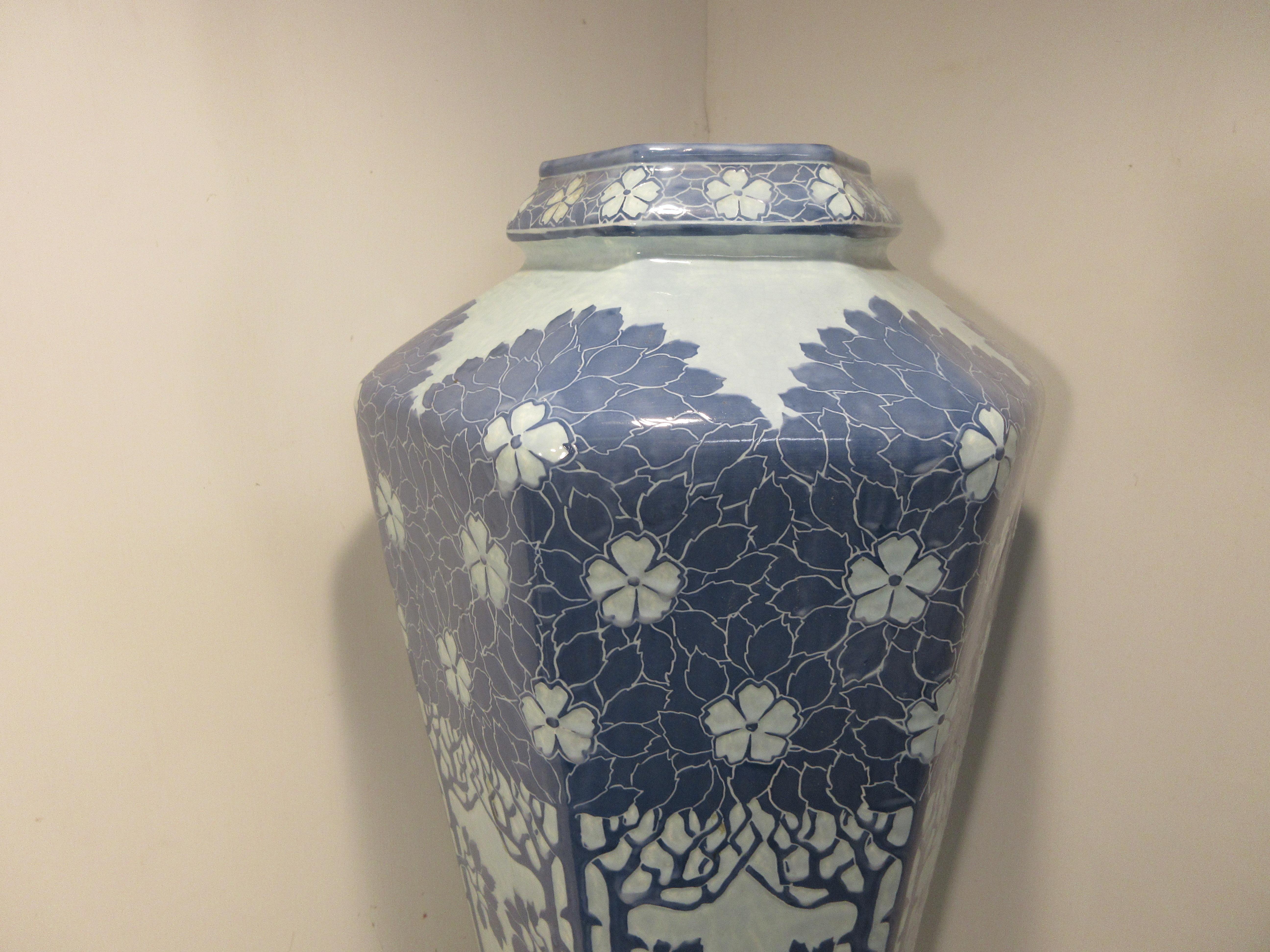 Dies ist eine handgefertigte Sgraffito-Vase (1 Stück) des schwedischen Keramikkünstlers Josef Ekberg aus dem Jahr 1907. Zu dieser Zeit war er einer der besten schwedischen Keramikkünstler. Er arbeitete von 1898 bis zu seinem Tod im Jahr 1945 in der