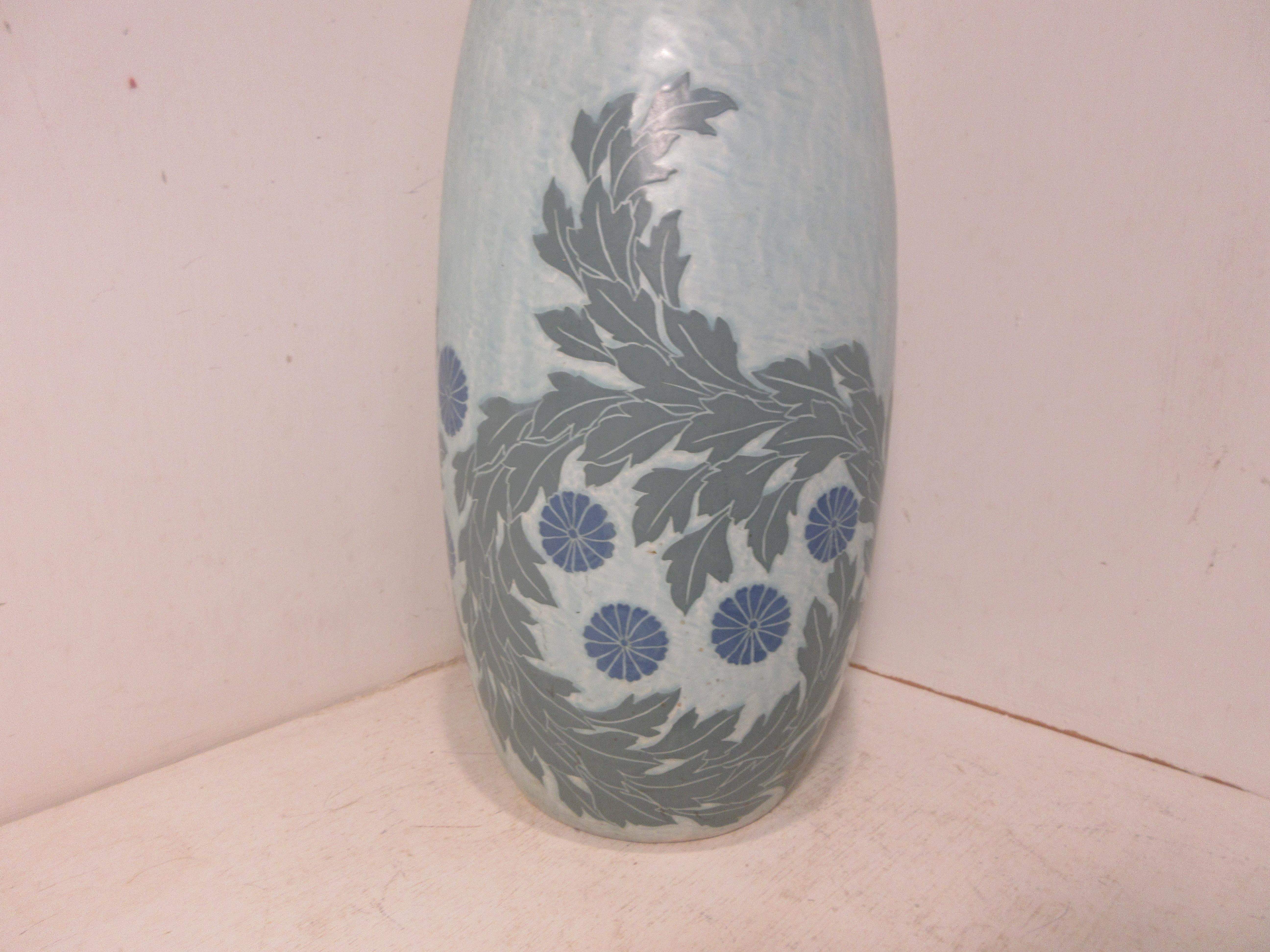 Il s'agit d'un vase Sgraffito fait à la main et unique, réalisé par l'artiste céramiste suédois Josef Ekberg en 1911. Il était l'un des meilleurs artistes céramistes de Suède à l'époque. Il a commencé à travailler à la fonderie de Gustavsberg en