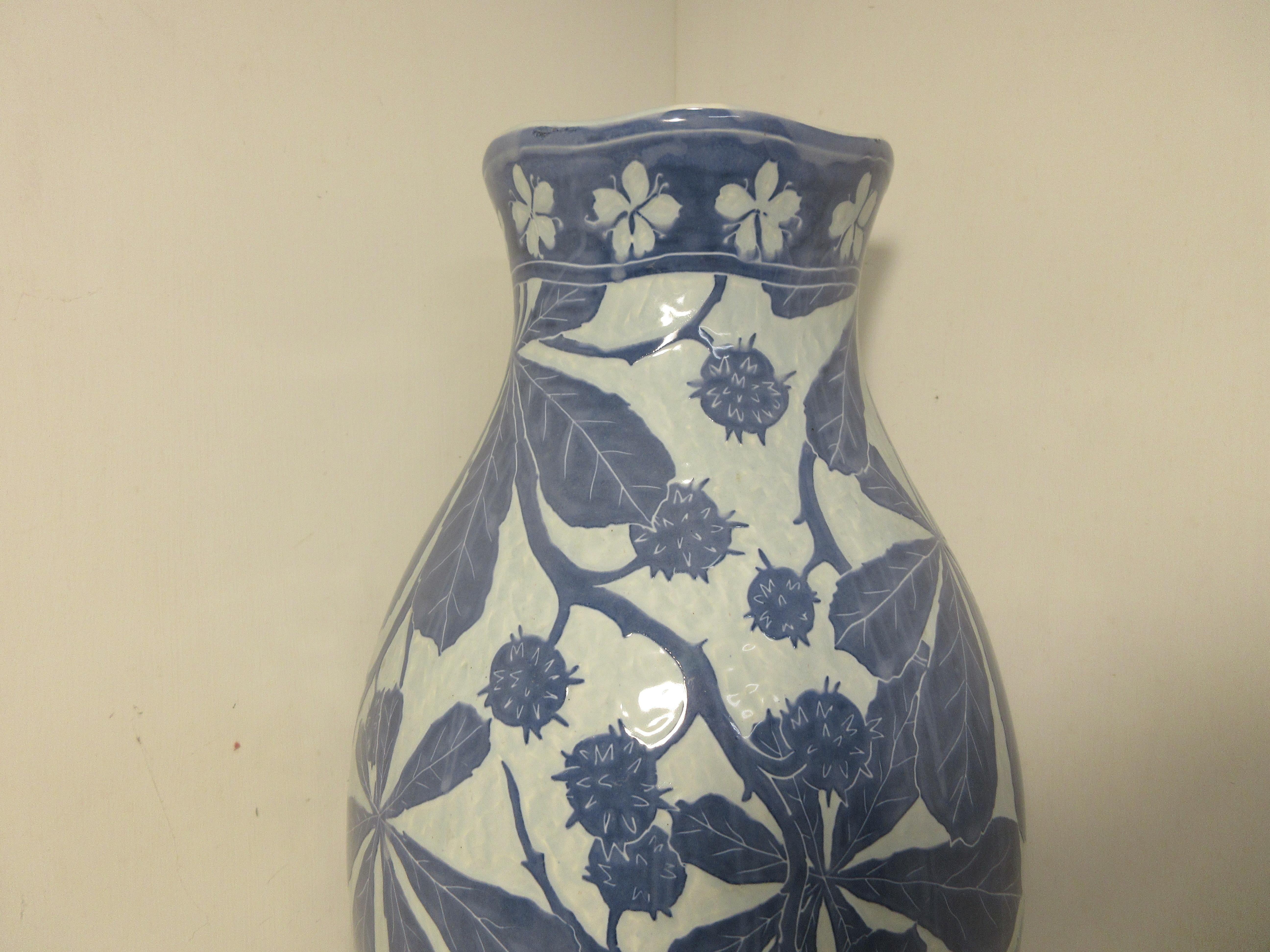 Dies ist eine handgefertigte Sgraffito-Vase (1 Stück) des schwedischen Keramikkünstlers Josef Ekberg aus dem Jahr 1901. Zu dieser Zeit war er einer der besten schwedischen Keramikkünstler. Er arbeitete von 1898 bis zu seinem Tod im Jahr 1945 in der