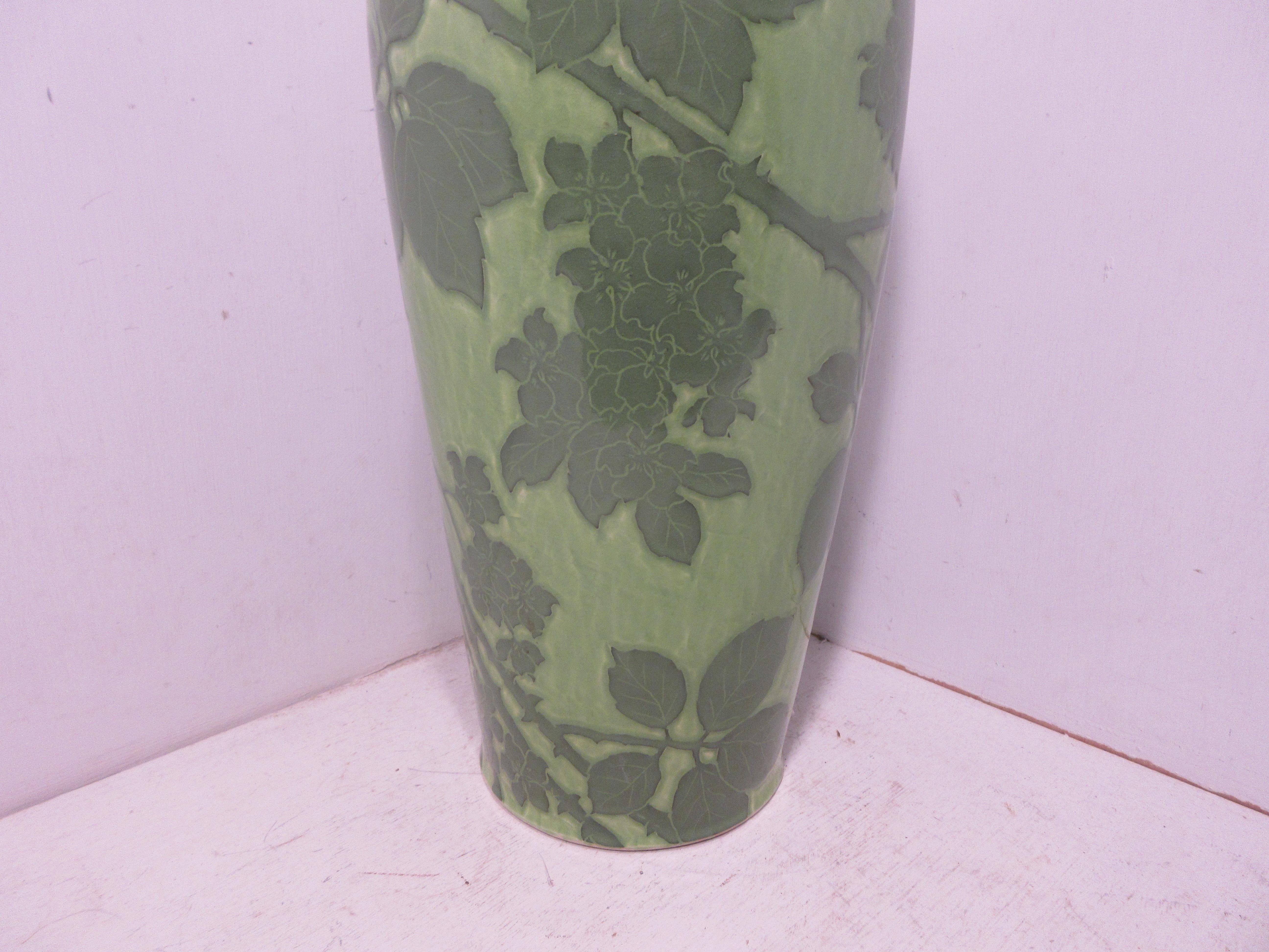 Dies ist eine handgefertigte Sgraffito-Vase (1 Stück) des schwedischen Keramikkünstlers Josef Ekberg aus dem Jahr 1907. Zu dieser Zeit war er einer der besten schwedischen Keramikkünstler. Er arbeitete von 1898 bis zu seinem Tod im Jahr 1945 in der