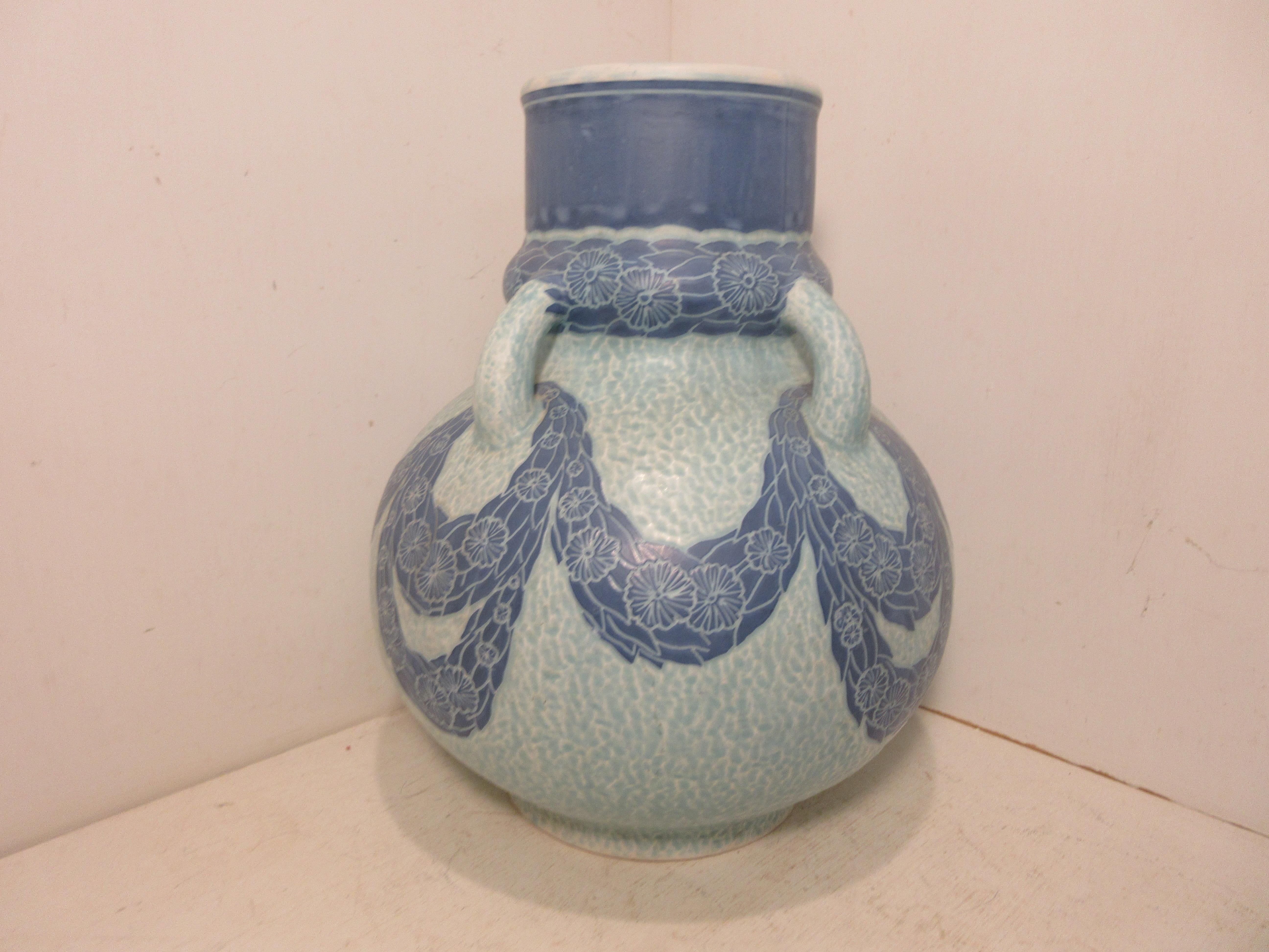 Dies ist eine handgefertigte Sgraffito-Vase (1 Stück) des schwedischen Keramikkünstlers Josef Ekberg aus dem Jahr 1916. Zu dieser Zeit war er einer der besten schwedischen Keramikkünstler. Er arbeitete von 1898 bis zu seinem Tod im Jahr 1945 in der