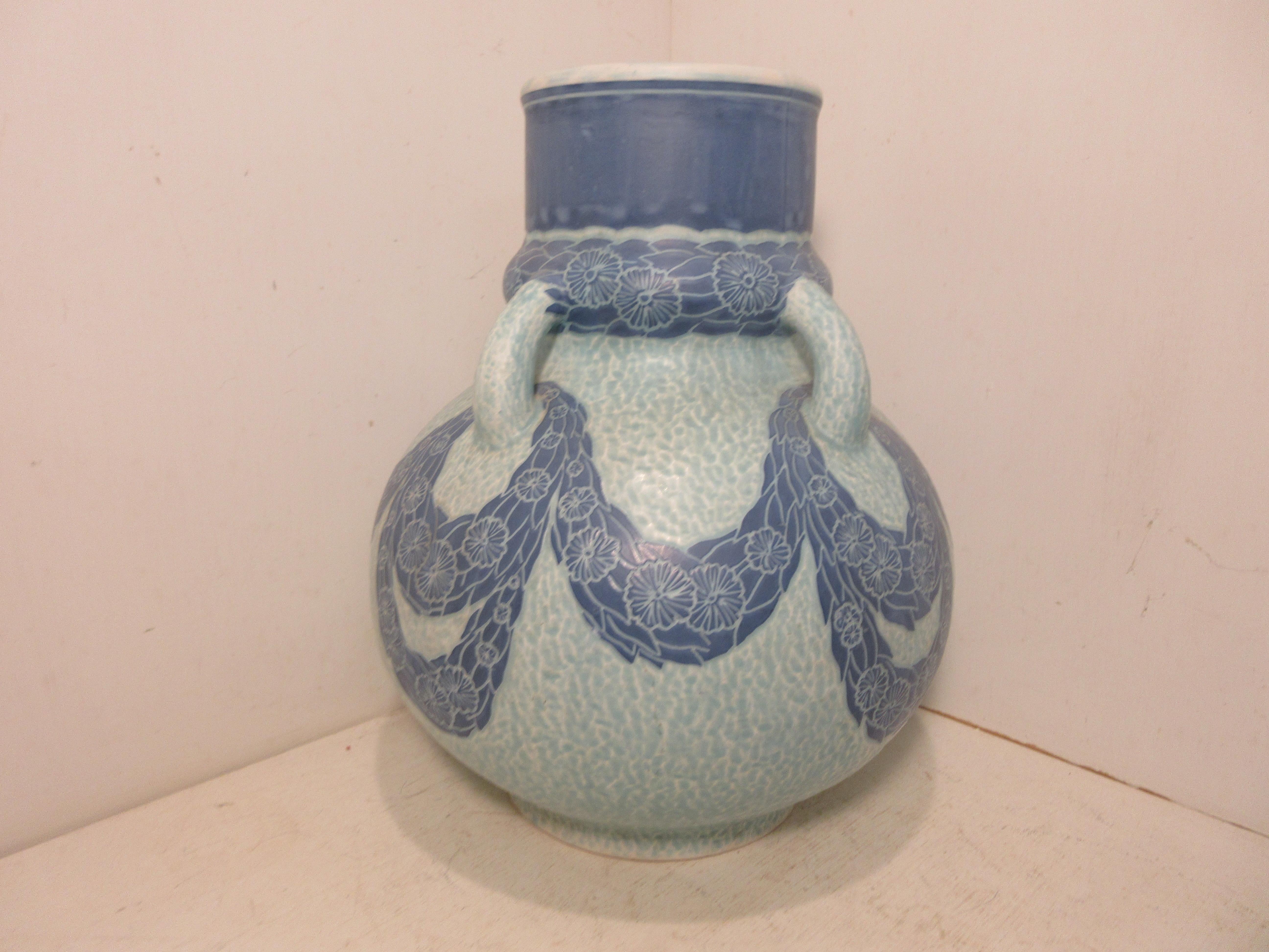 Si tratta di un vaso Sgraffito fatto a mano, in esemplare unico, realizzato dall'artista svedese Josef Ekberg nel 1916. All'epoca era uno dei migliori artisti svedesi della ceramica. Iniziò a lavorare presso la fonderia Gustavsberg nel 1898 fino