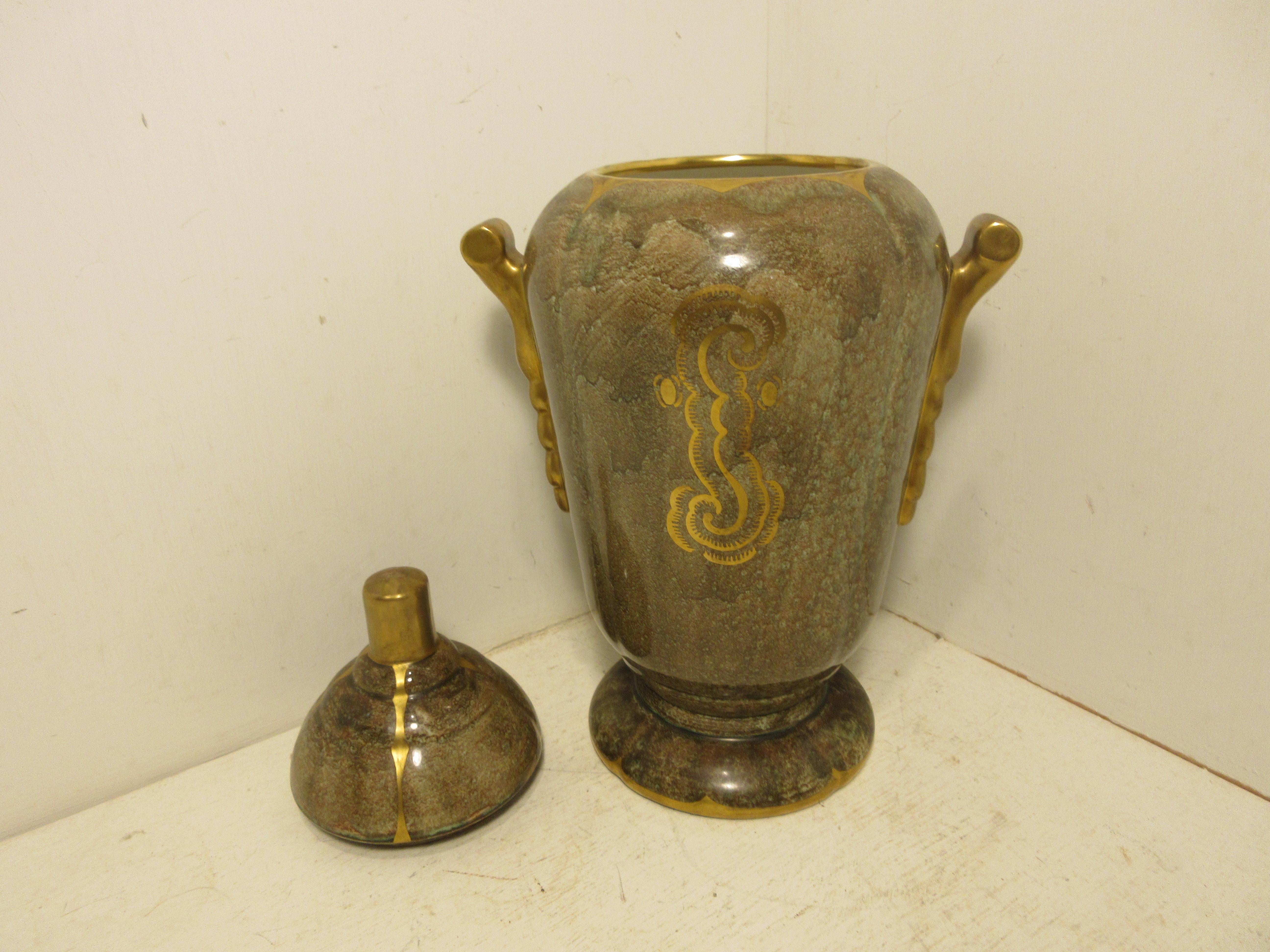 Dies ist eine handgefertigte seltene schwedische Art Deco Keramik Urne in hellbraun und Goldglanz Glasur Hand mit Gold verziert von der schwedischen Keramik-Künstler Josef Ekberg gemacht. Zu dieser Zeit war er einer der Top-Keramikkünstler