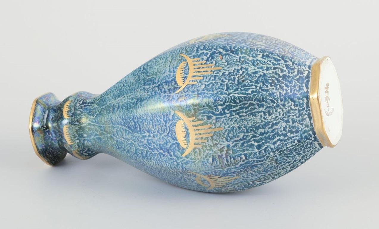 Josef Ekberg für Gustavsberg. Achteckige Vase aus Kunstkeramik. Lüsterglasur. (Schwedisch) im Angebot