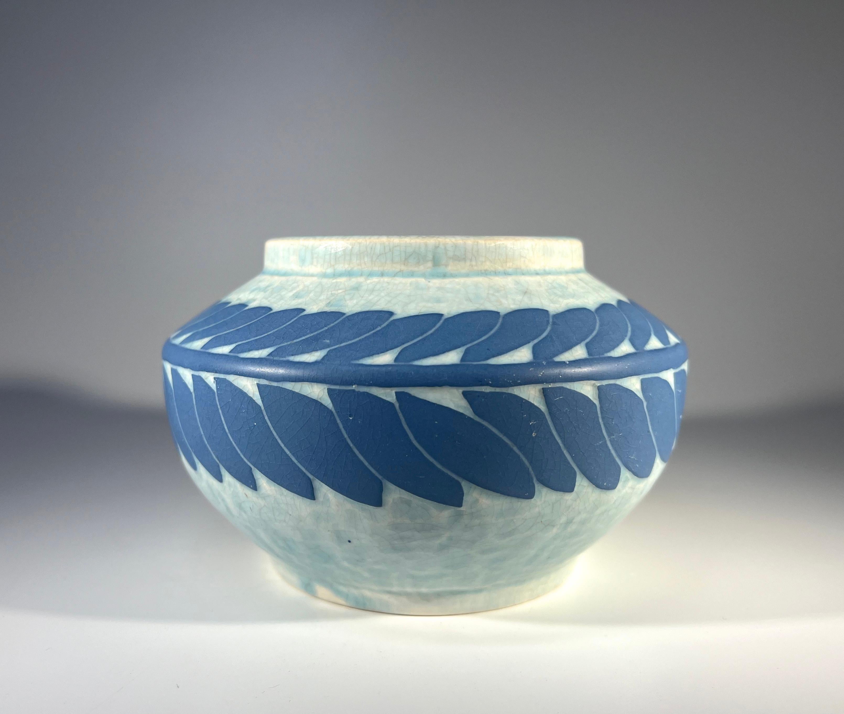 Vase Art Déco en céramique sgraffitée par Josef Ekberg pour Gustavsberg. 
Les couches se composent d'un fond bleu pâle et d'une guirlande de feuilles bleu moyen.
Signé Ekberg et daté de 1910
Hauteur 3,5 pouces, Largeur 5,5 pouces
Un exemple unique