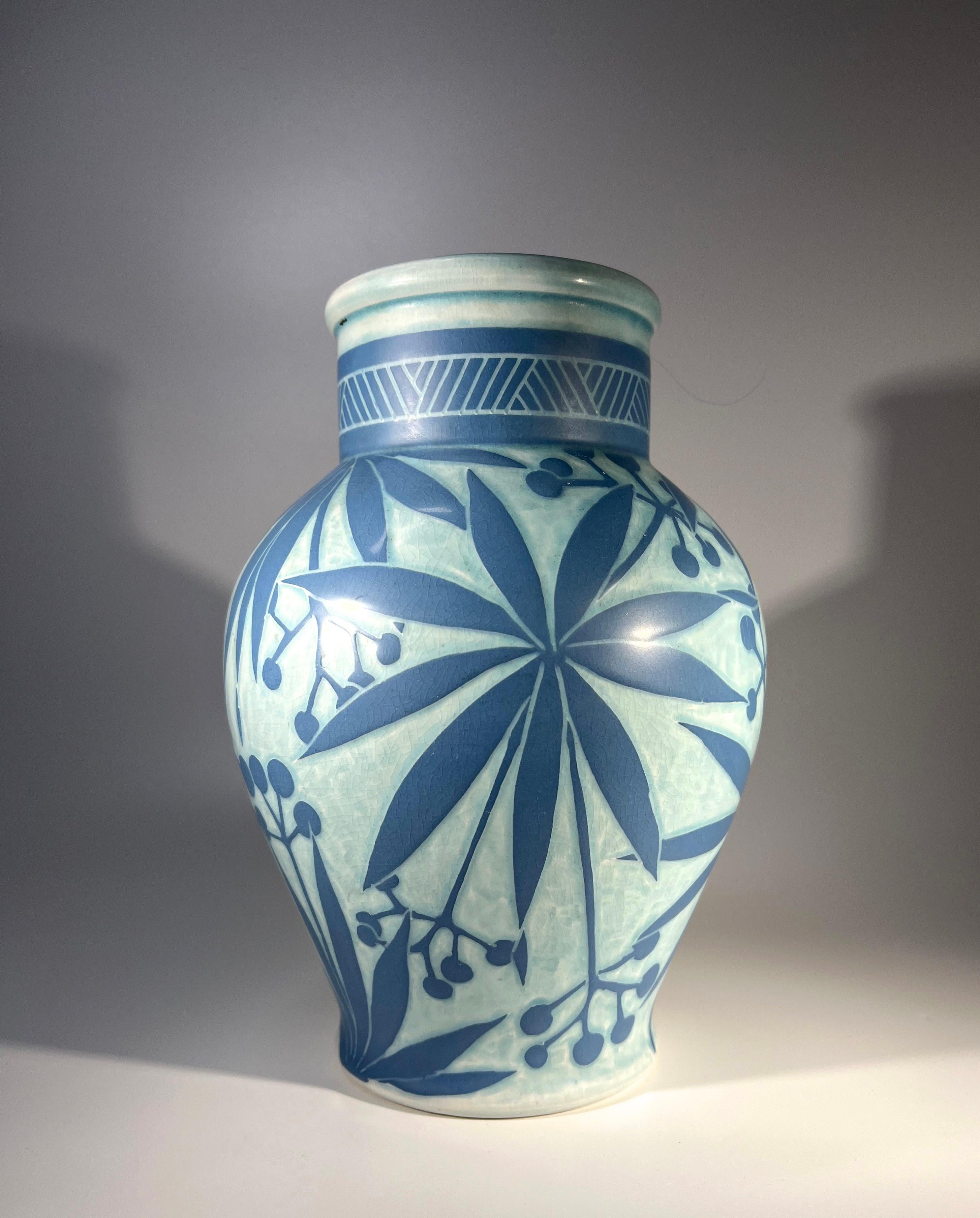 Vernissé Vase de palmier sgraffite stylisé Josef Ekberg pour Gustavsberg, Suède, vers 1911 en vente