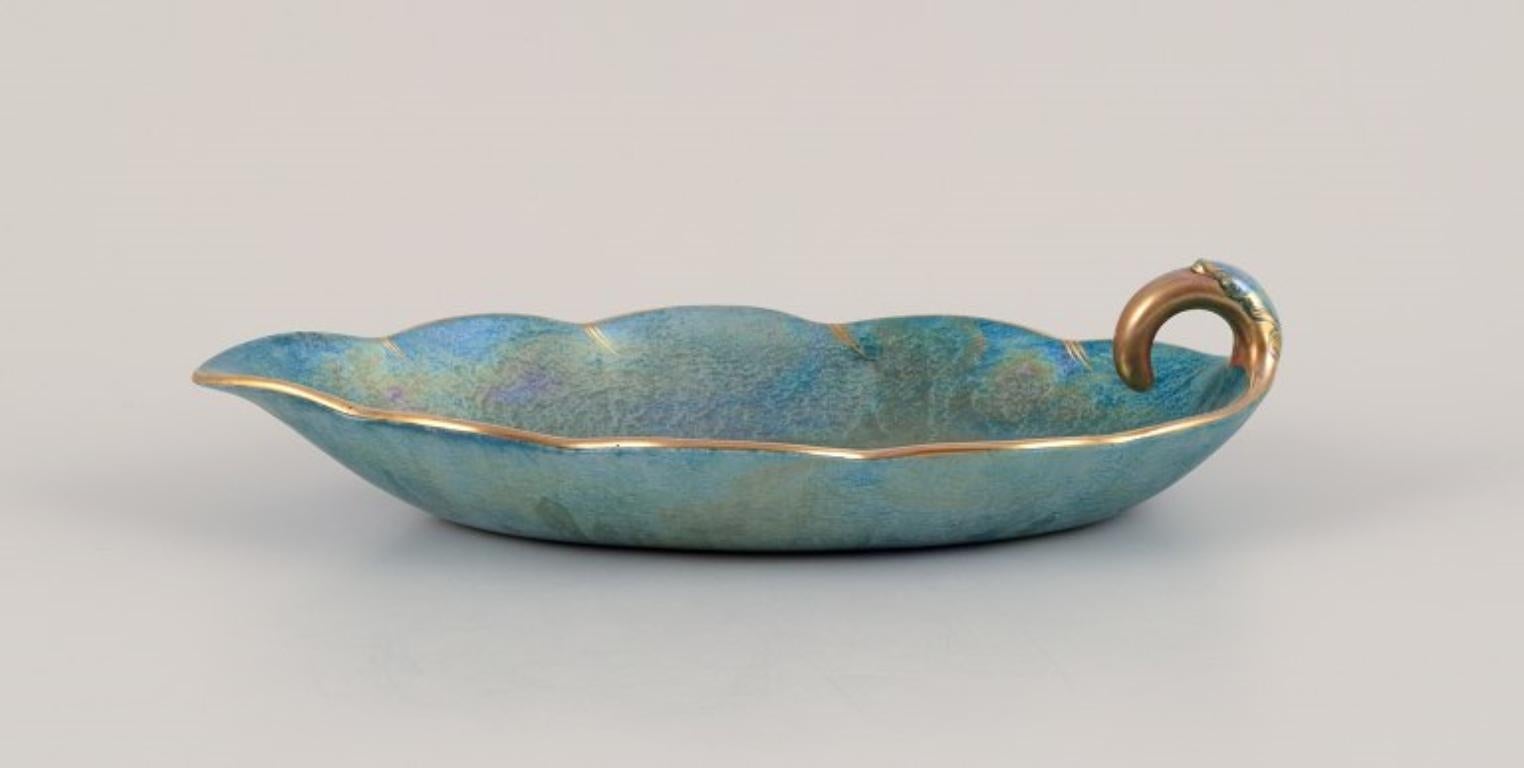 Josef Ekberg (1877-1945) for Gustavsberg, Sweden.
Leaf-shaped ceramic bowl with glaze in green-blue tones, gold decoration.
Mid-20th century.
Stamped.
In perfect condition.
Dimensions: L 29.0 cm x W 17.0 cm x H 7.0 cm.
