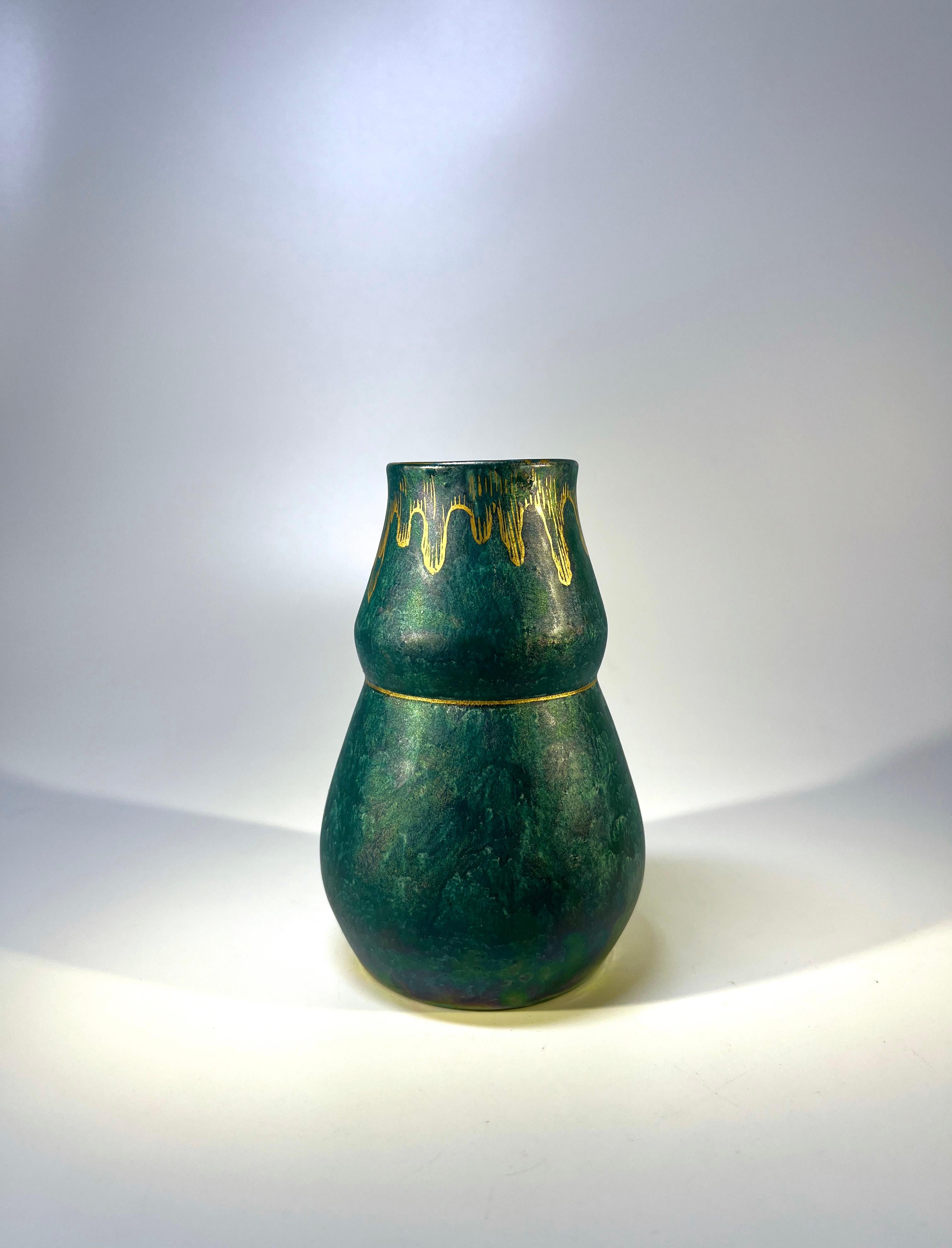 Vase en forme de lustre avec dorure appliquée à la main, Josef Ekberg, Gustavsberg, Suède  Excellent état - En vente à Rothley, Leicestershire