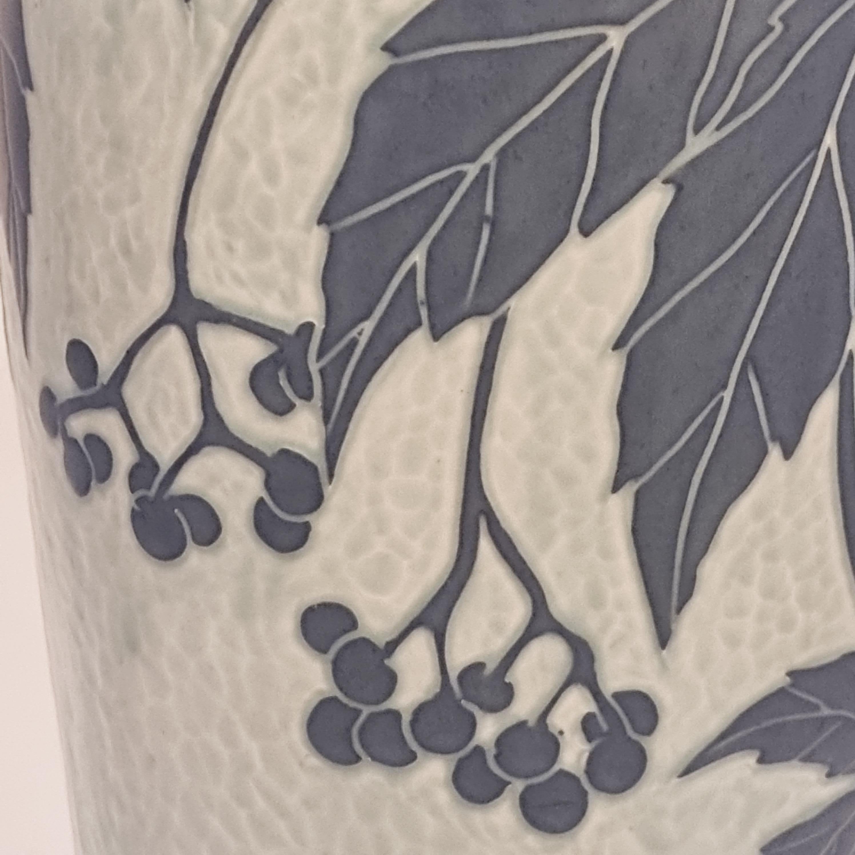 Un grande vaso sgraffito di Josef Ekberg per Gustavsberg. Svezia, Art Nouveau.

H. 40cm/15,7″. Firmato Gustavsberg 1925 J Ekberg

In buone condizioni, piccoli segni di età e usura. 

