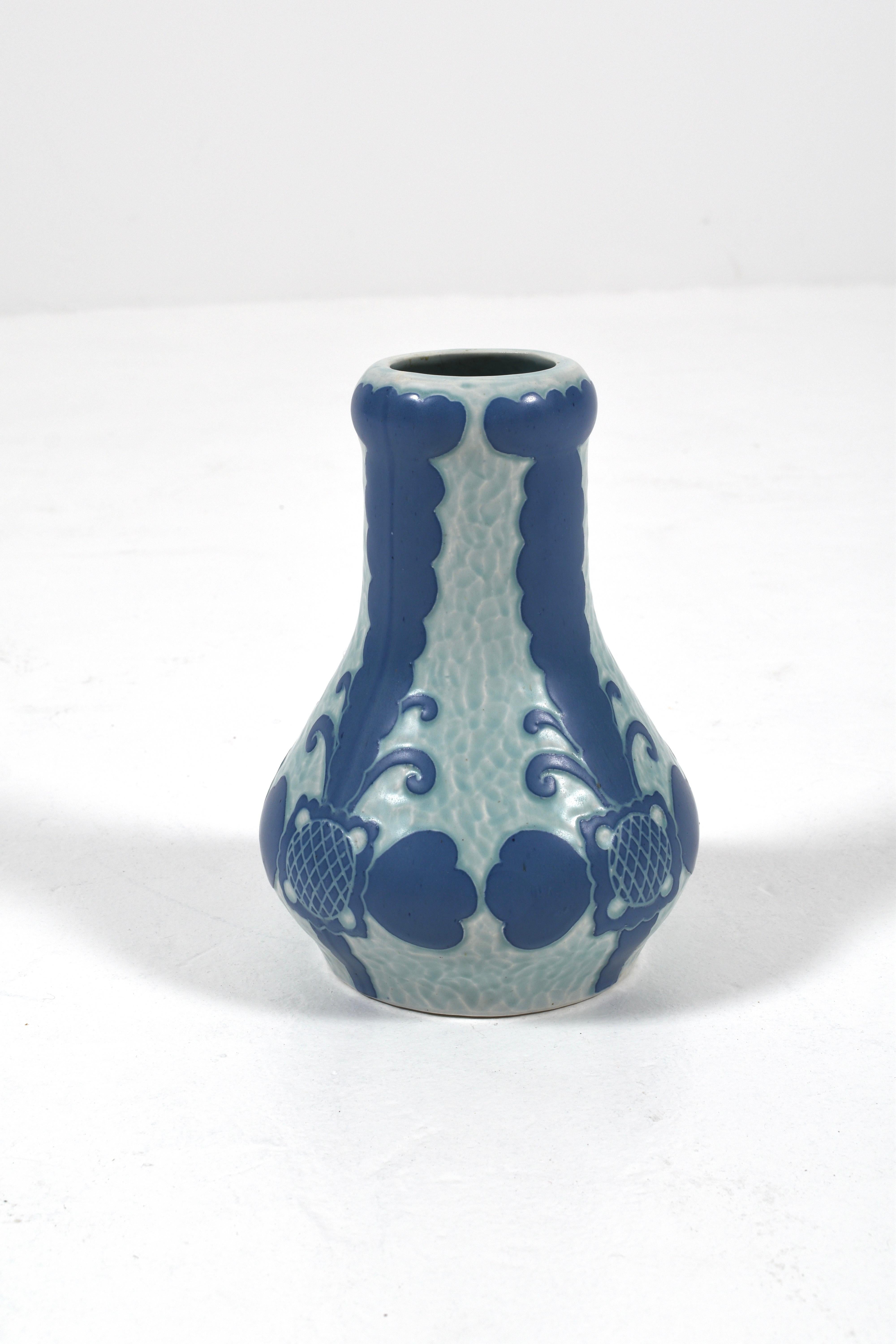 Questo elegante vaso a graffito di Josef Ekberg è stato realizzato per Gustavsberg nel 1922 e rimane un bellissimo esempio della prima arte ceramica svedese. Il vaso presenta uno smalto turchese tenue con motivi blu cobalto intenso. La sua forma