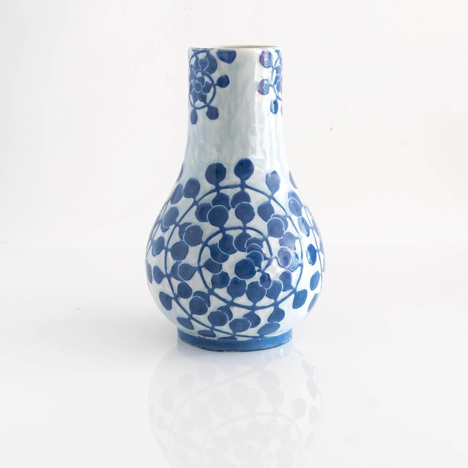 Un vase en céramique de Josef Ekberg pour Gustavsberg avec un motif de vigne en spirale. Il s'agit d'une pièce rare et très ancienne datée de 1902,

Mesures : Hauteur 9
