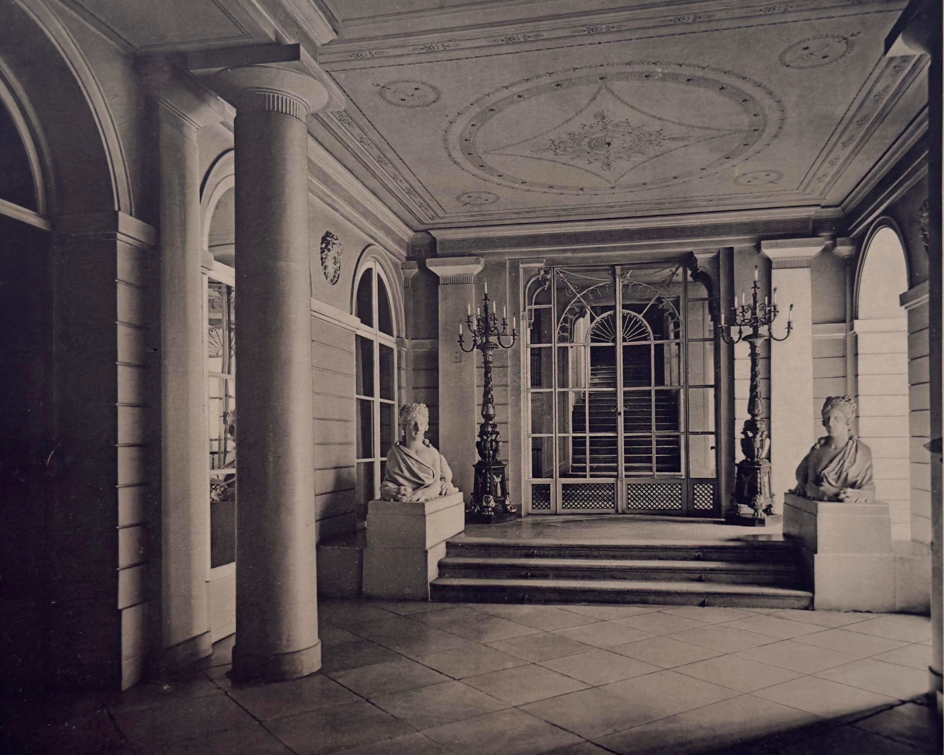 Planche 1 : Vienne, Palais Erzherzog Friedrich, Vestibule - Académique Photograph par Josef Folnesics