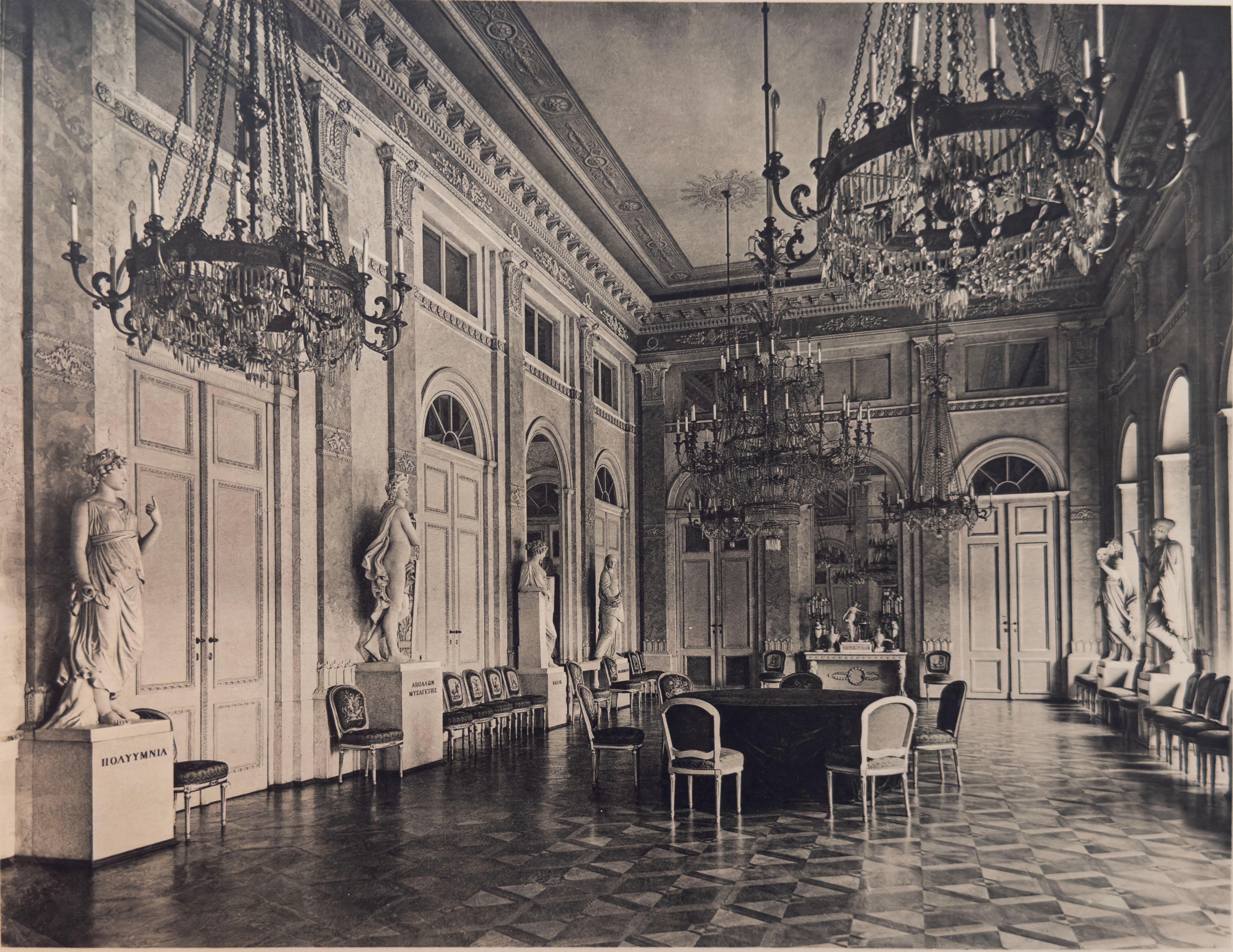Planche 15 : Vienne,  Palais Erzherzog Friedrich, Salle à manger - Académique Photograph par Josef Folnesics