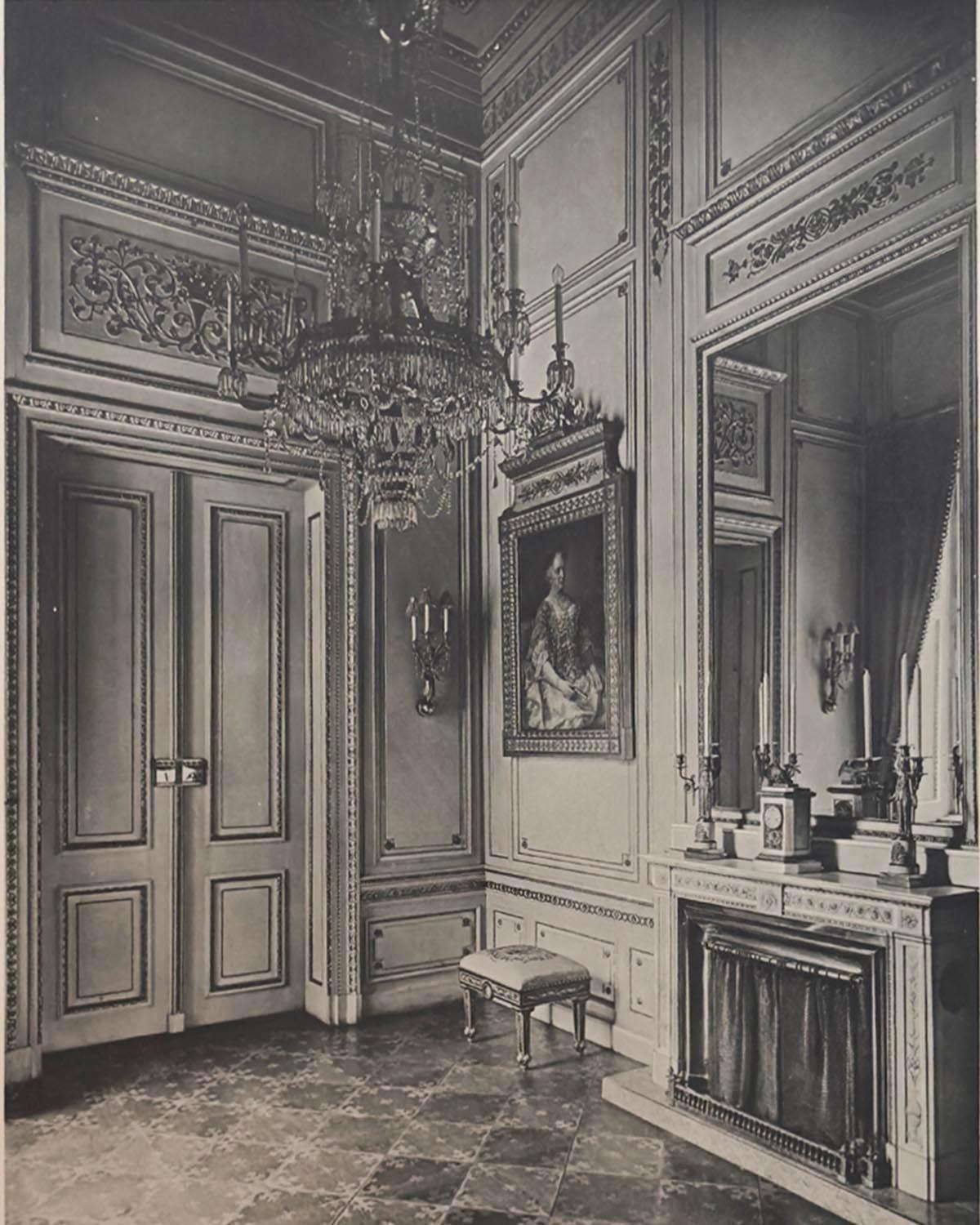 Planche 6 : Vienne, Palais Erzherzog Friedrich, deuxième vue - Académique Photograph par Josef Folnesics