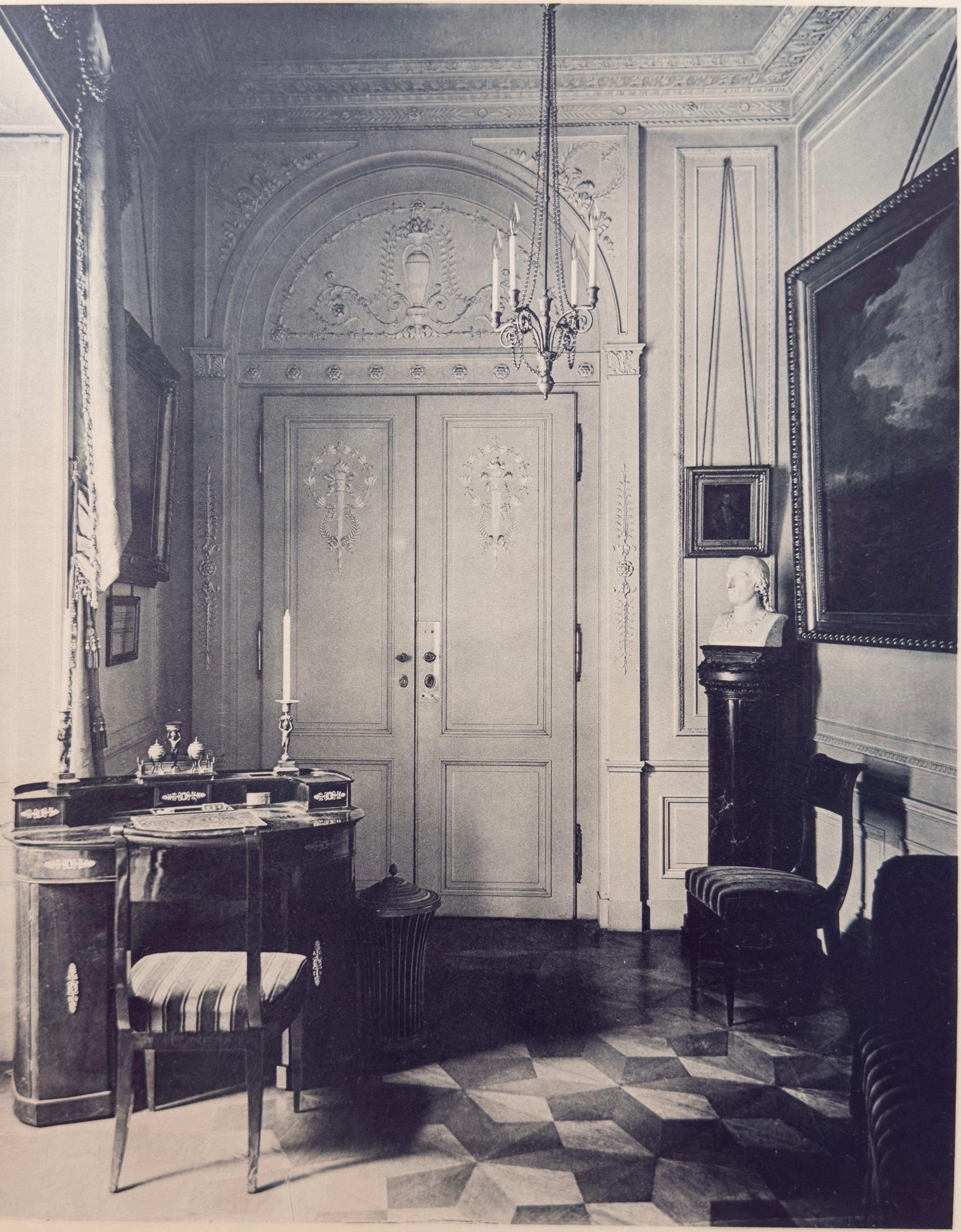Planche 7 : Vienne,  Palais Erzherzog Friedrich, antichambre du fumoir - Beige Black and White Photograph par Josef Folnesics