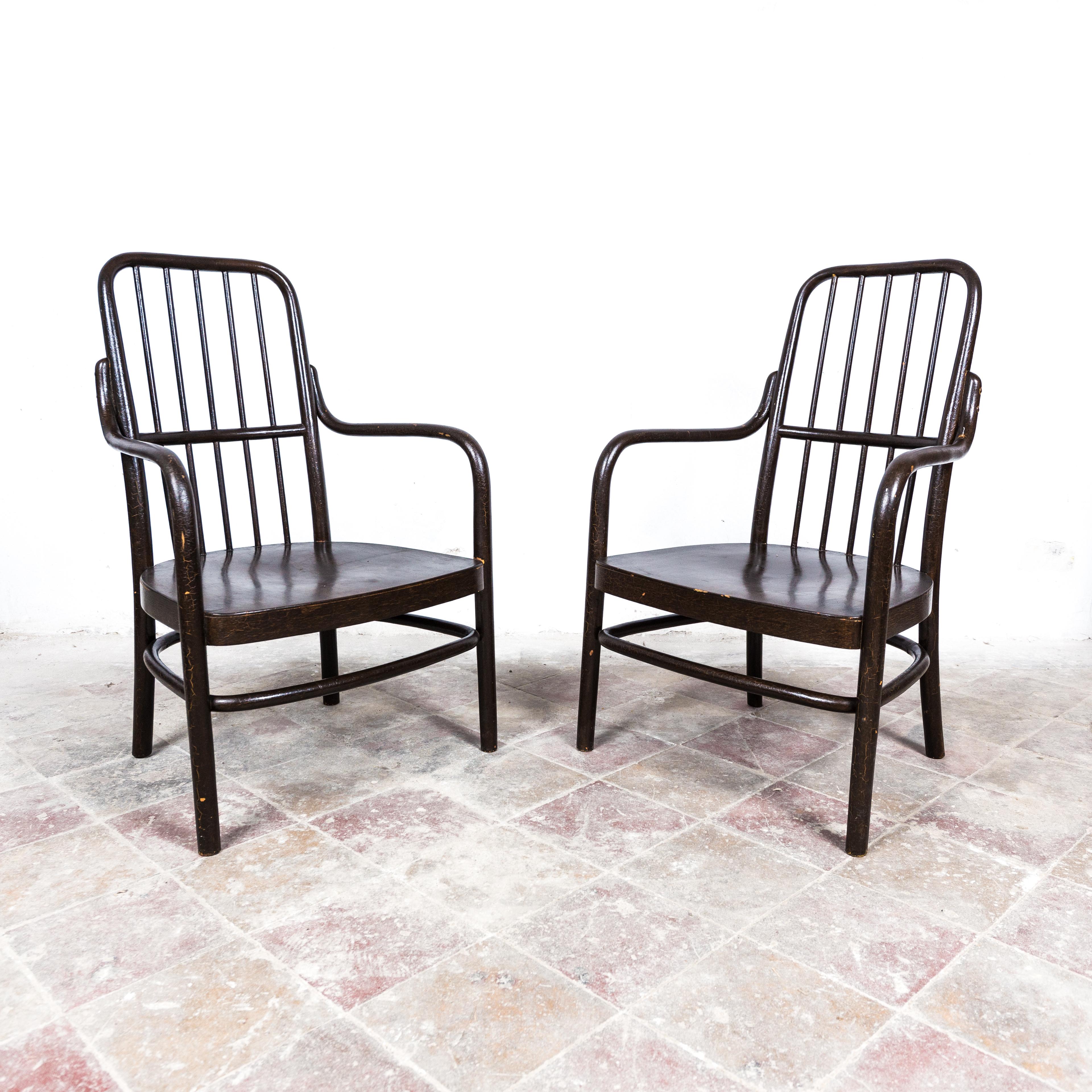 Ein Paar seltener modernistischer Sessel, die erstmals 1928 auf der Wiener Werkbundausstellung gezeigt wurden.

Die Stühle sind aus massiver Buche (Bugholz) und Sperrholz gefertigt und mit einer braunen Lackschicht überzogen. Sie tragen die
