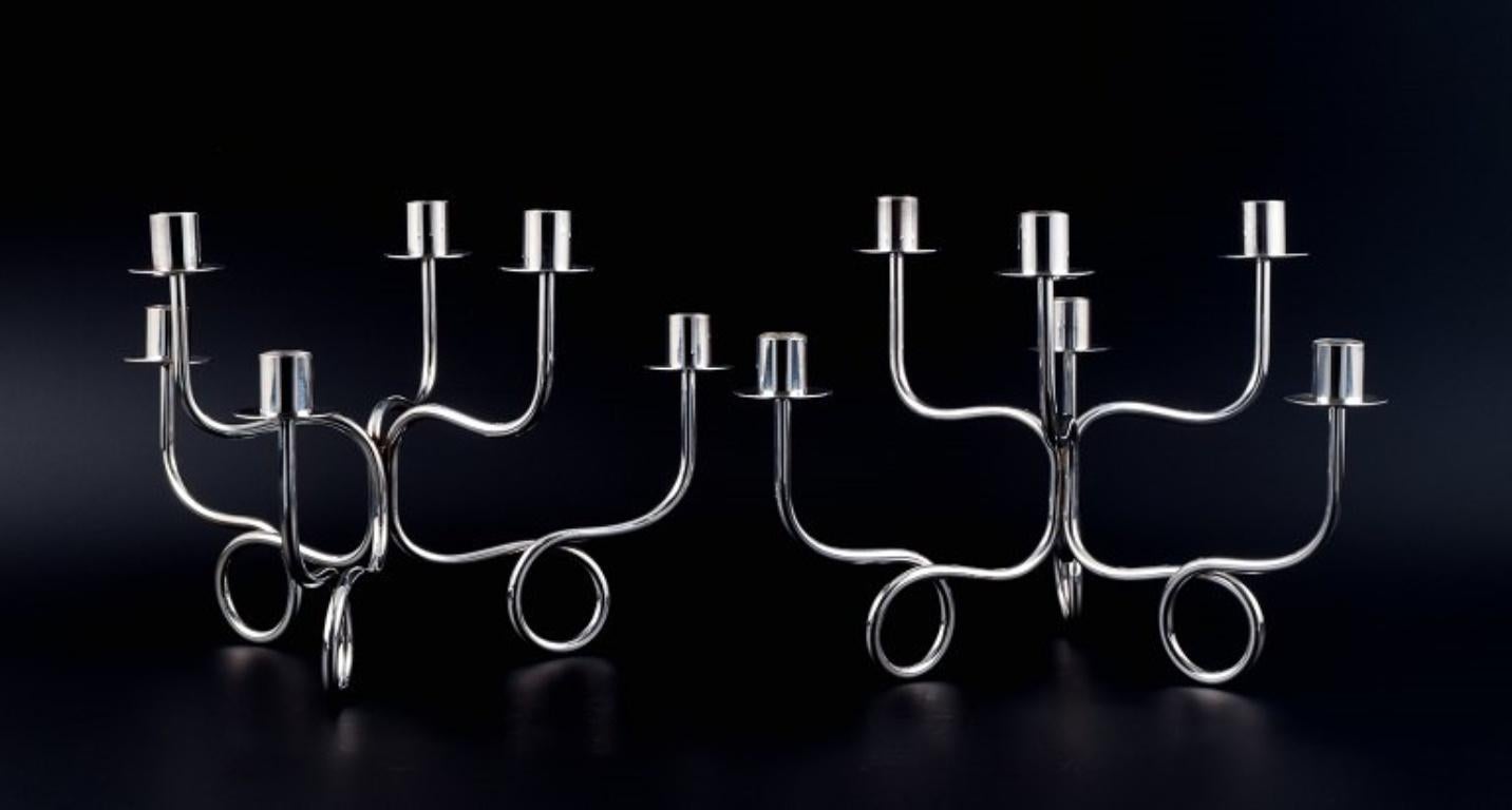 Josef Frank (1885-1967), un noto designer svedese.
Una coppia di grandi candelabri d'argento per sei luci. 
Design moderno ed elegante. Contiene sei luci.
1960s.
Non segnato.
In perfette condizioni.
Dimensioni: L 30,0 x H 22,0 cm.