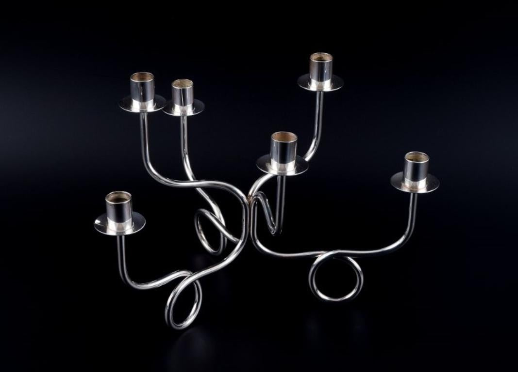 Moderno Josef Frank, un designer svedese molto quotato. Una coppia di grandi candelabri d'argento in vendita
