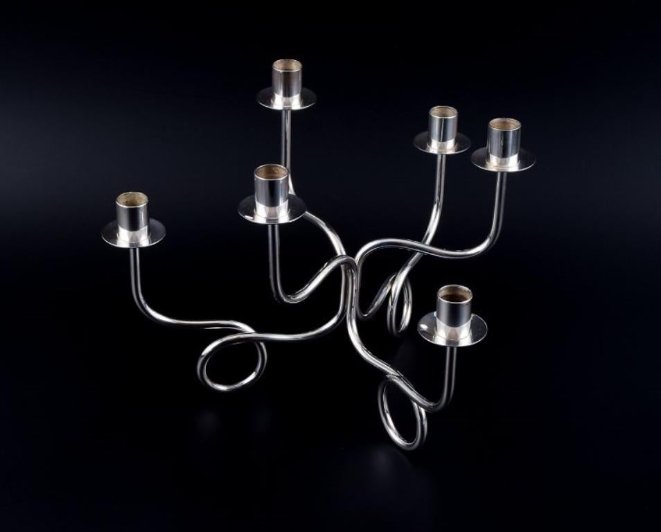Svedese Josef Frank, un designer svedese molto quotato. Una coppia di grandi candelabri d'argento in vendita