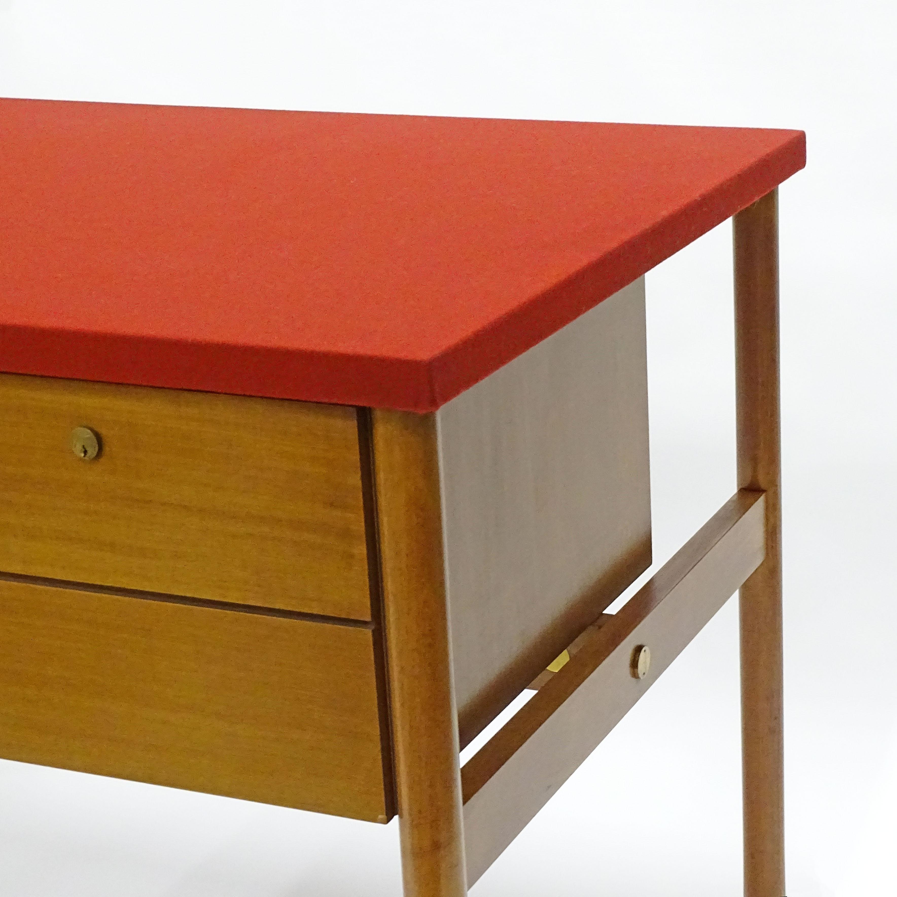 Bureau réglable Josef Frank en bois, laiton et feutre pour Frangi, Milano
Italie 1957

Modèle présenté à l'exposition 