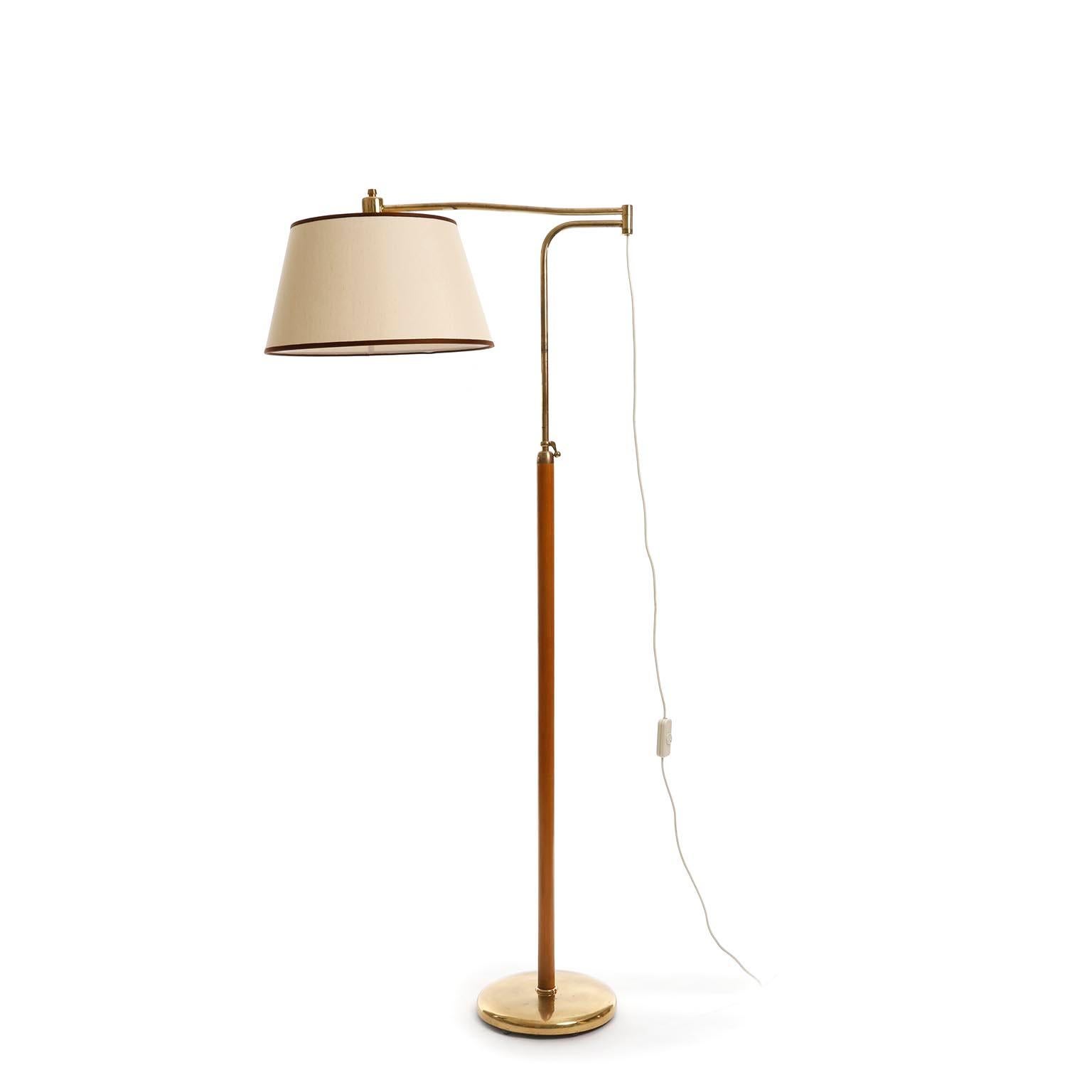 Josef Frank Adjustable Floor Lamp 'Neolift' by J.T. Kalmar, Brass Wood, 1950s In Good Condition For Sale In Hausmannstätten, AT