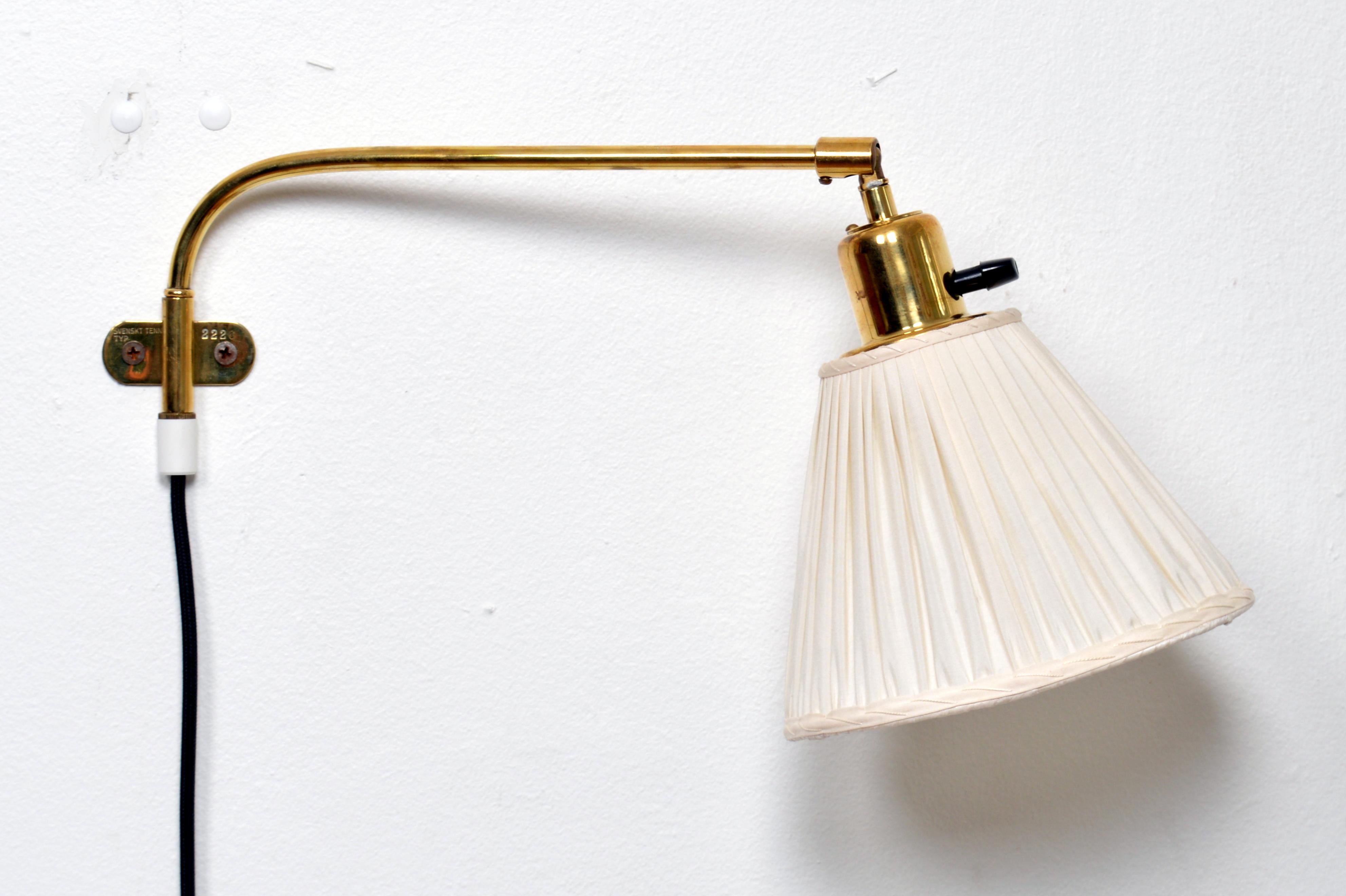 Scandinavian Modern Josef Frank, Adjustable Wall Light, Brass & Fabric, Svenskt Tenn, Sweden, 1950s
