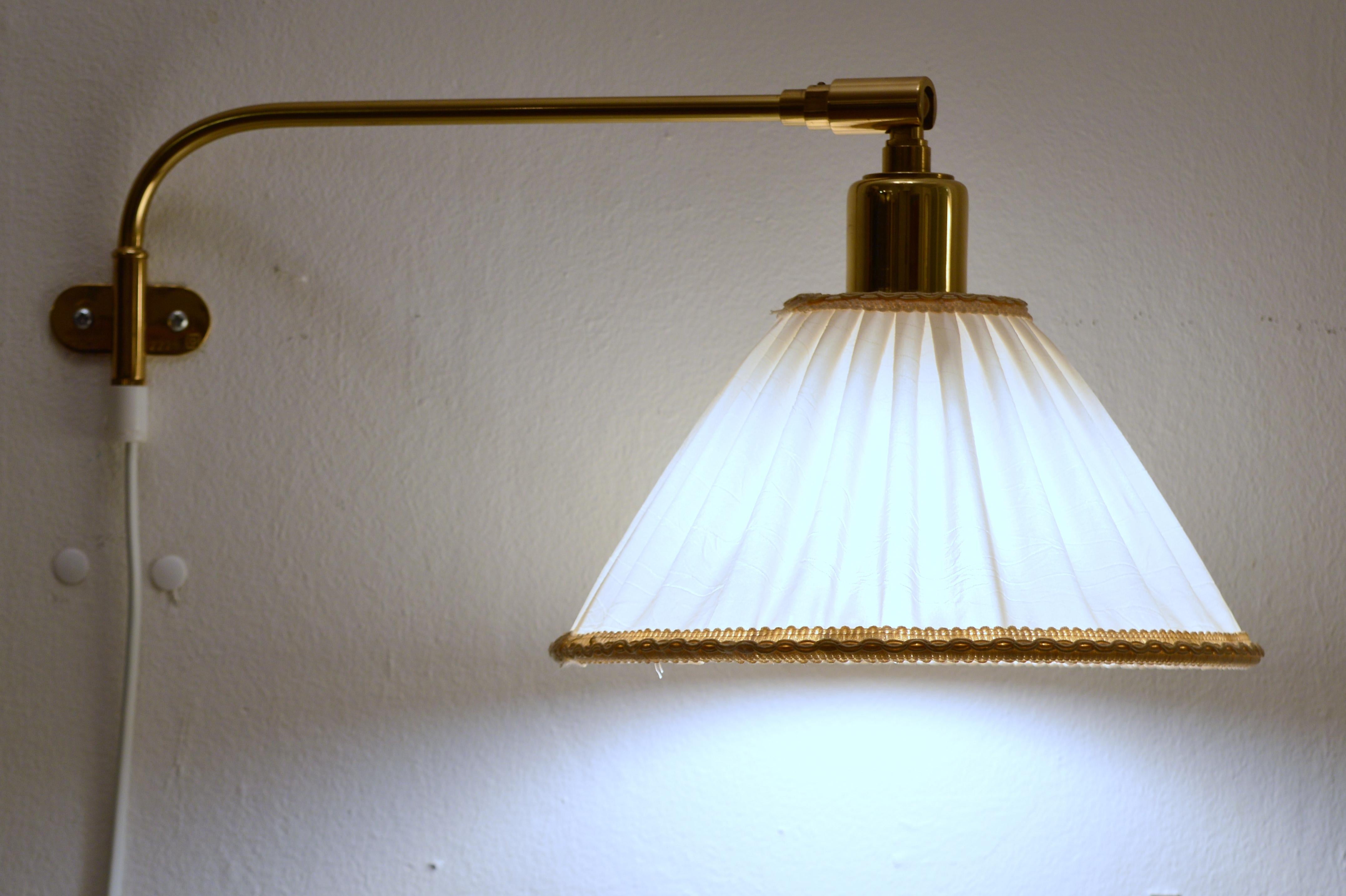 Un'applique regolabile in ottone con paralume in tessuto, progettata per essere utilizzata come un'illuminazione...  di Josef Frank. Prodotto dalla Svenskt Tenn, Svezia, negli anni '50. Configurato per l'inserimento a spina con il Corde che parte