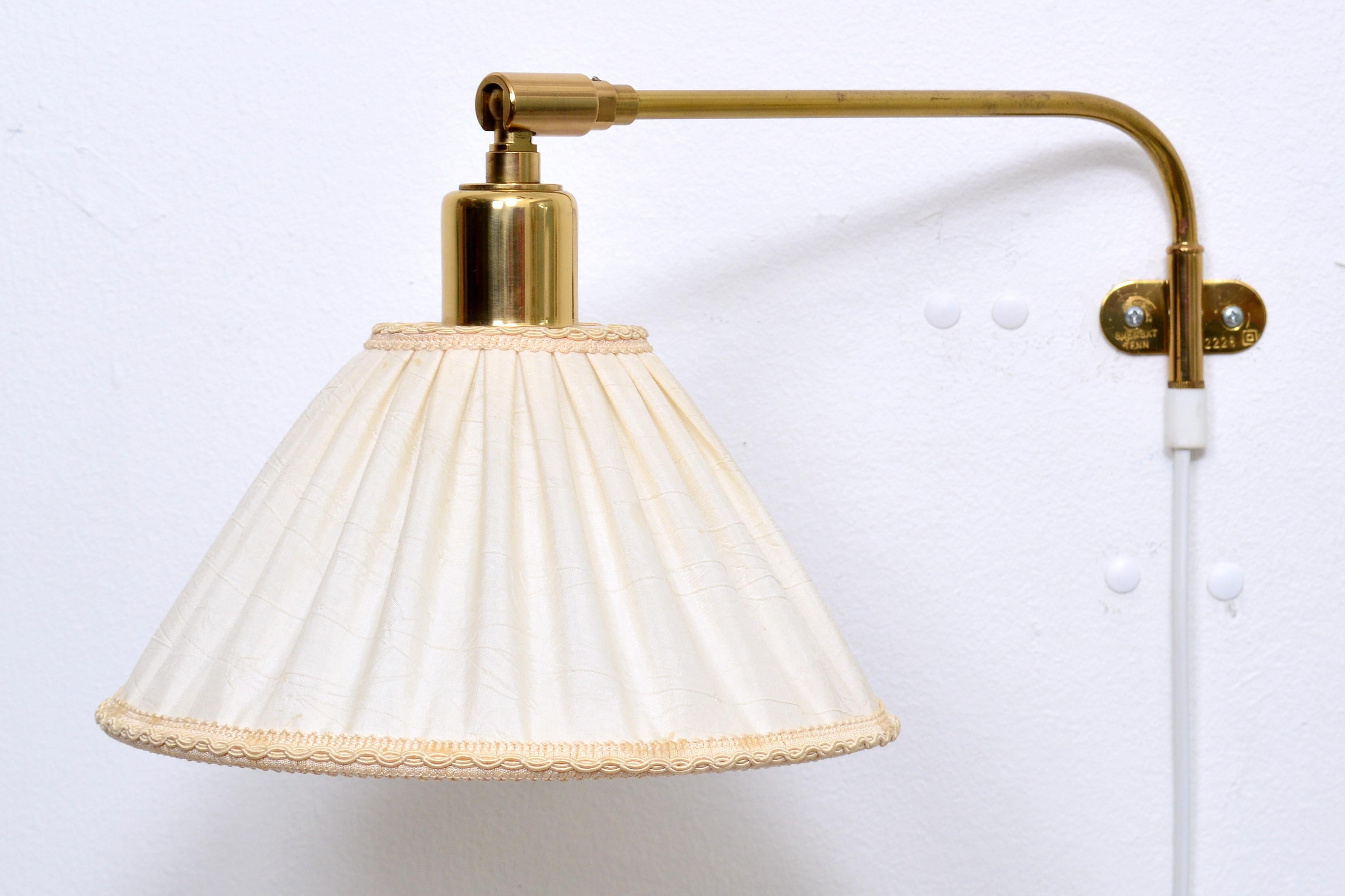 Scandinavo moderno Frank Josef Frank, Lampada da parete regolabile, ottone e tessuto, Svenskt Tenn, Svezia in vendita