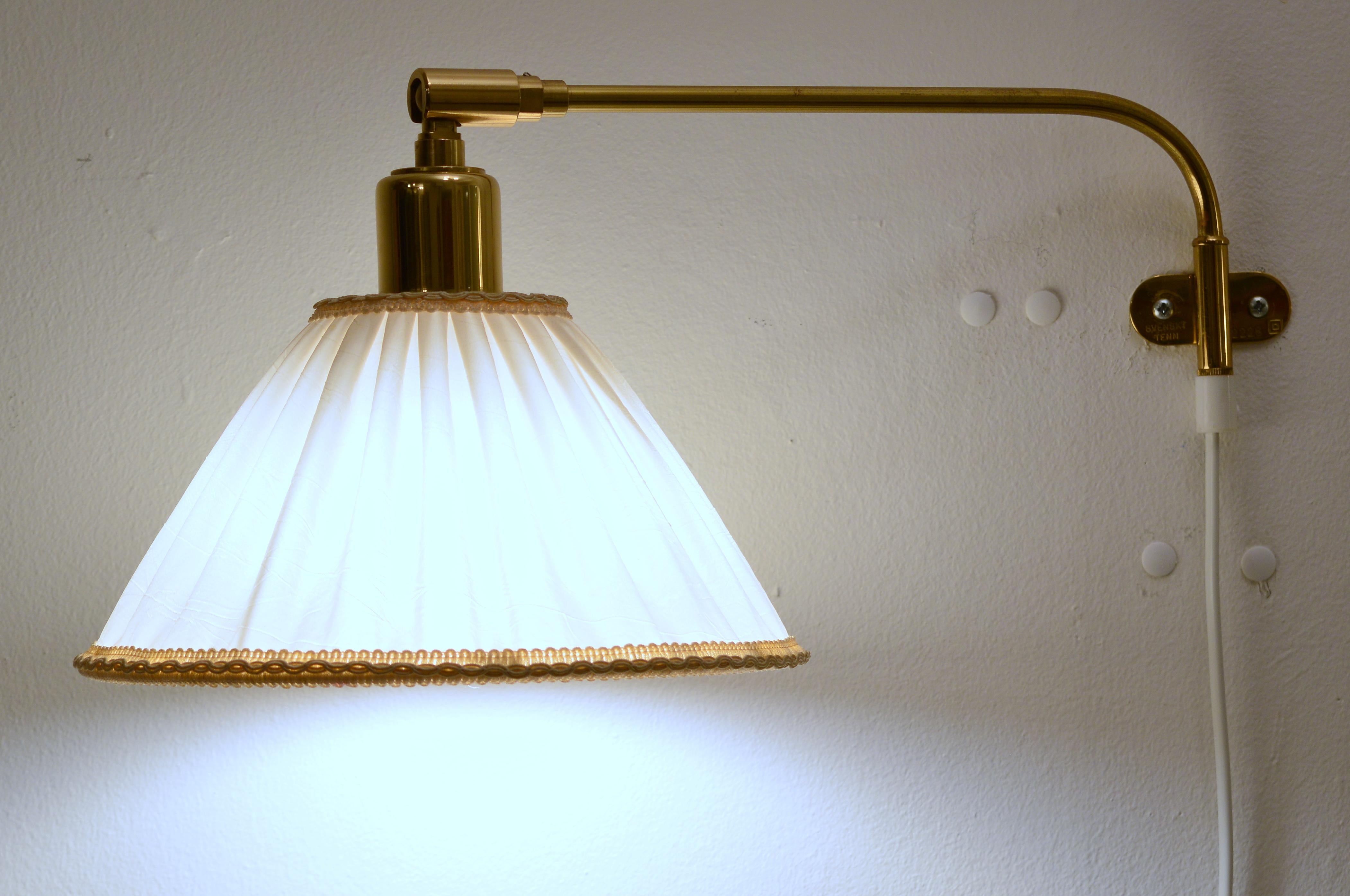 Svedese Frank Josef Frank, Lampada da parete regolabile, ottone e tessuto, Svenskt Tenn, Svezia in vendita