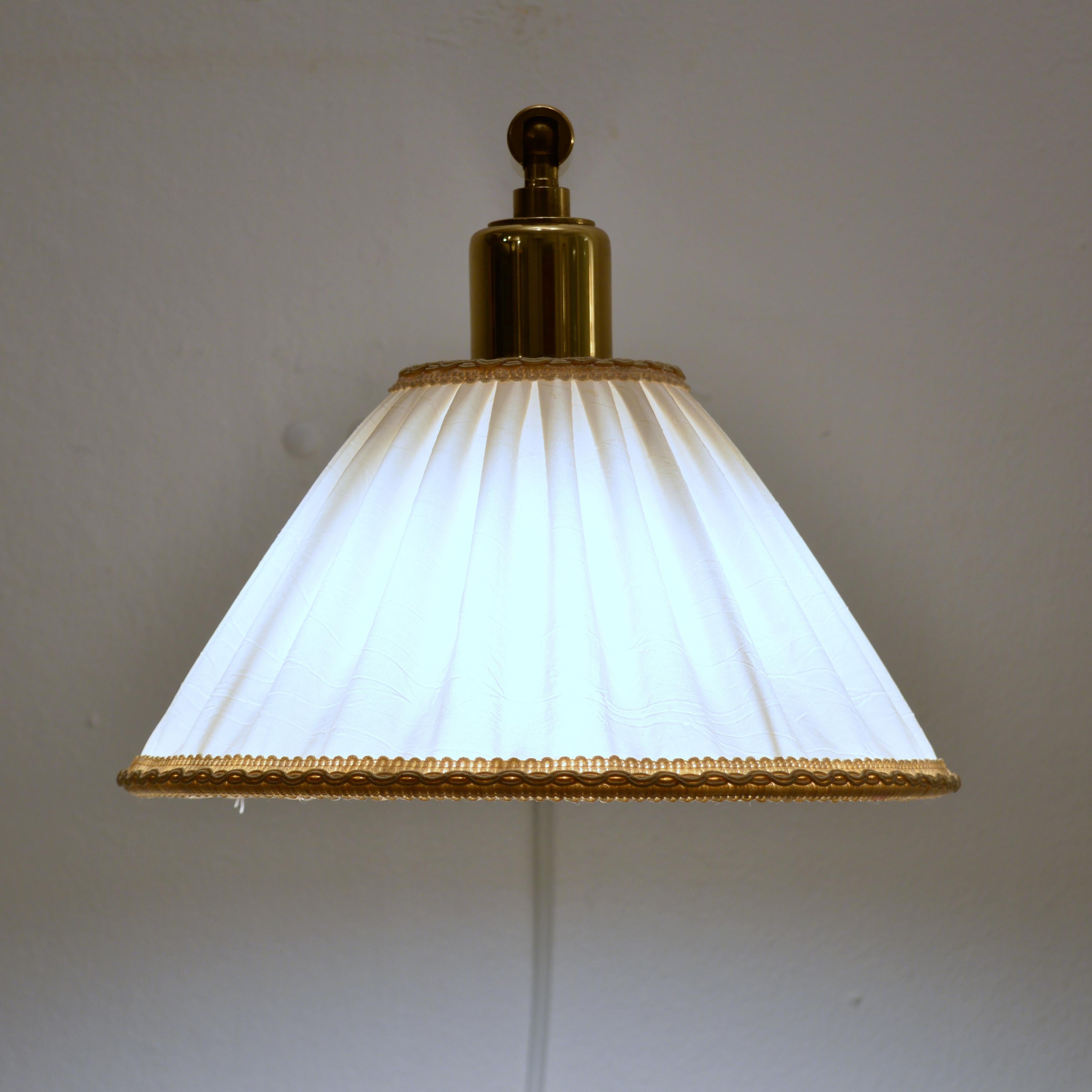 Frank Josef Frank, Lampada da parete regolabile, ottone e tessuto, Svenskt Tenn, Svezia In condizioni buone in vendita a Stockholm, SE