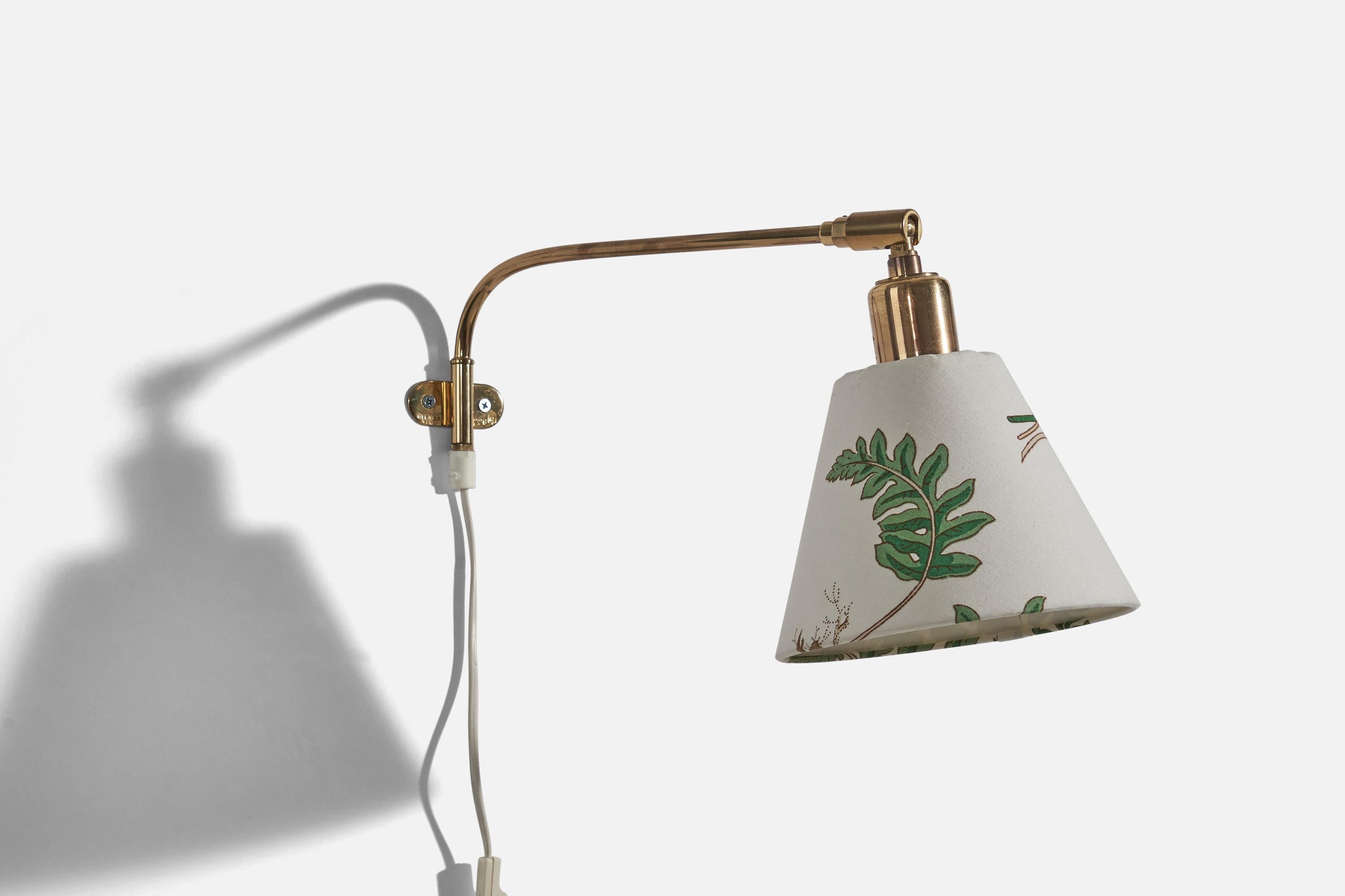 A brass and fabric wall light designed by Josef Frank, Sweden, 1950s. 

Variable dimensions, measured as illustrated in the first image. 

Dimensions of the back plate (inches) : 1 x 2.375 x 0.0625 (H x W x D)