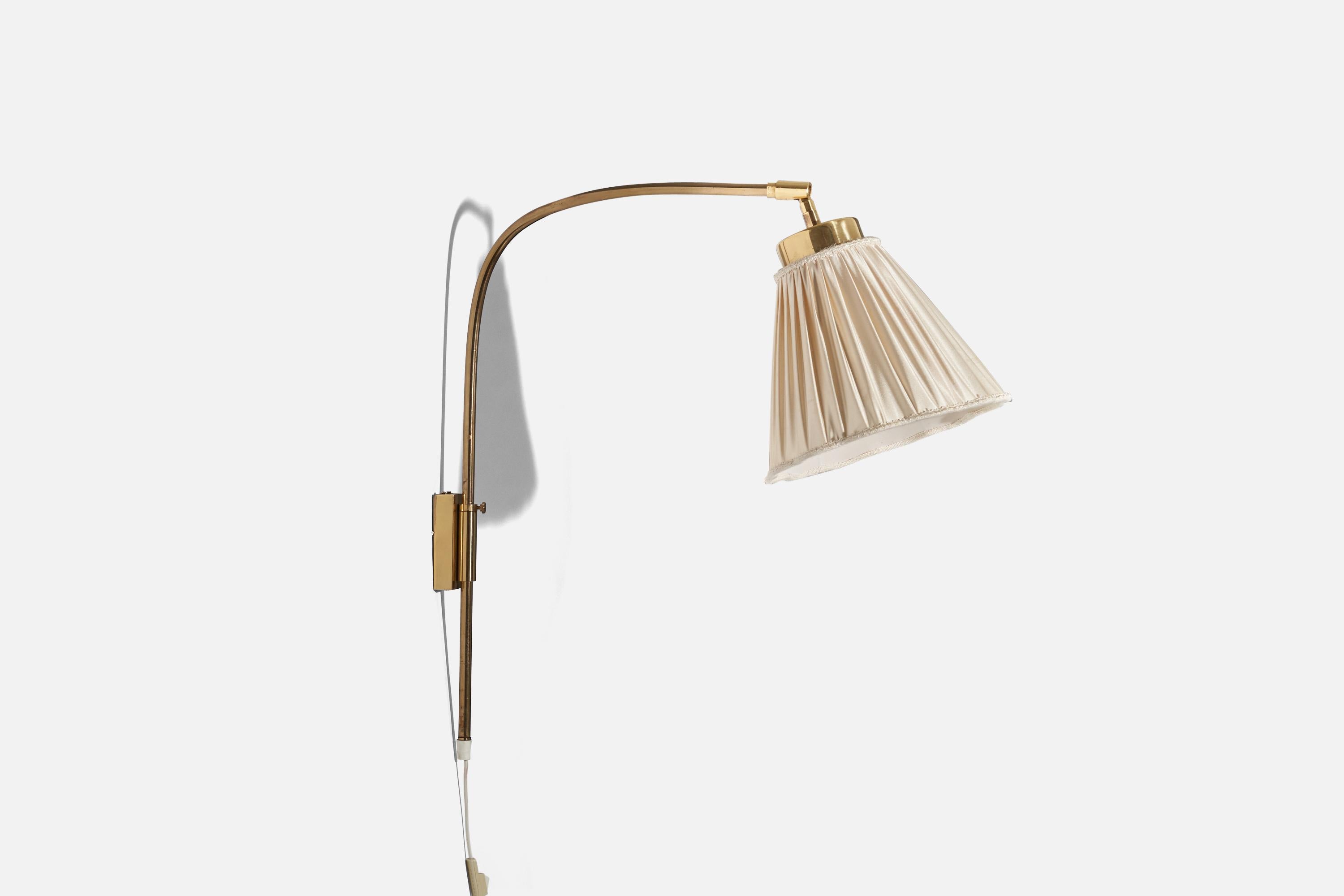 Eine Wandleuchte aus Messing und Stoff, entworfen und hergestellt von Josef Frank, Schweden, 1950er Jahre. 

Verkauft mit Lampenschirm. 
Die angegebenen Maße beziehen sich auf den Wandleuchter mit Schirm.
Variable Abmessungen, gemessen wie in der