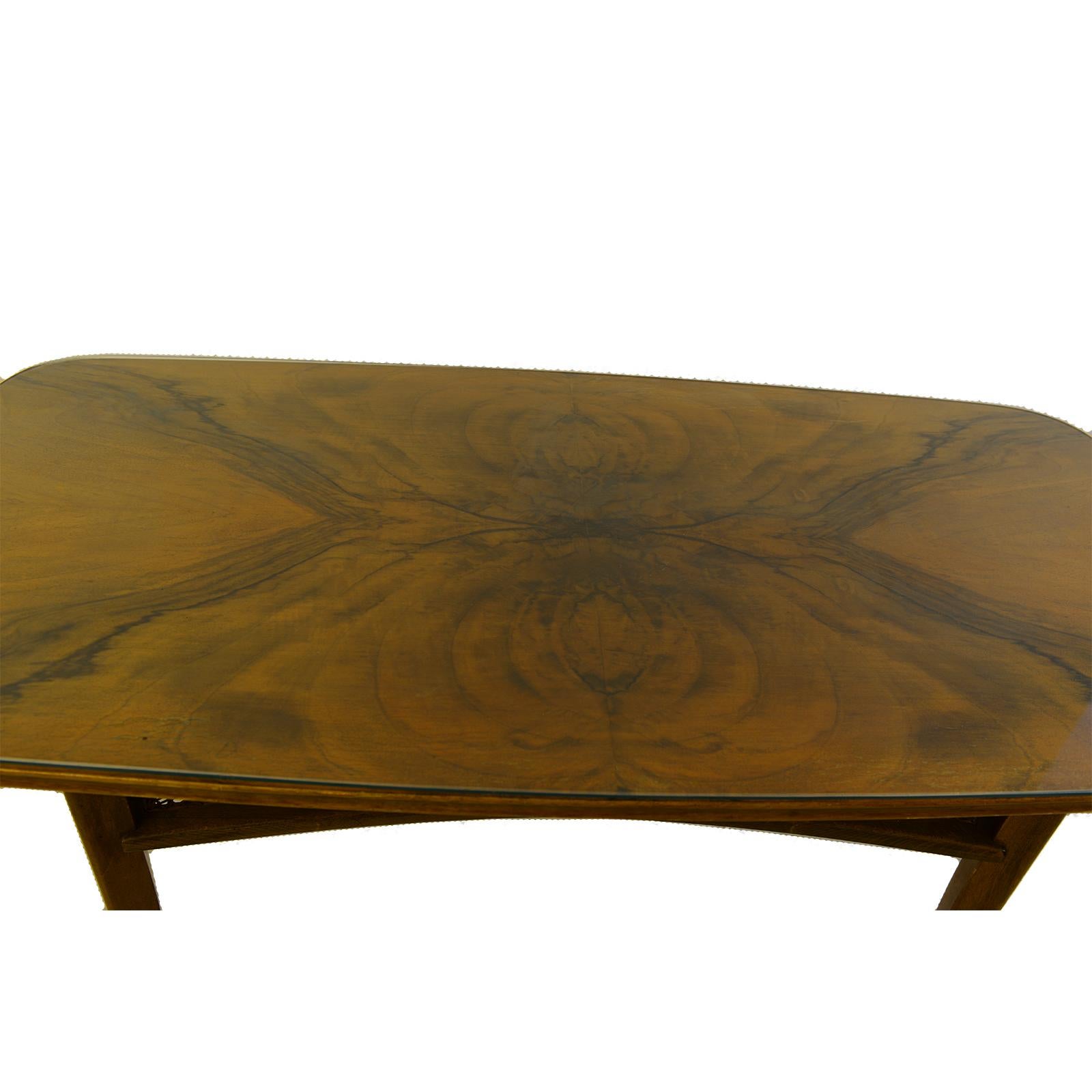 Ein sehr moderner Tisch aus Nussbaumholz mit einer Ablage aus Korbgeflecht
Josef Frank und Svensk Tenn zugeschrieben Tisch original Mid-Century Modern, 1940.
    