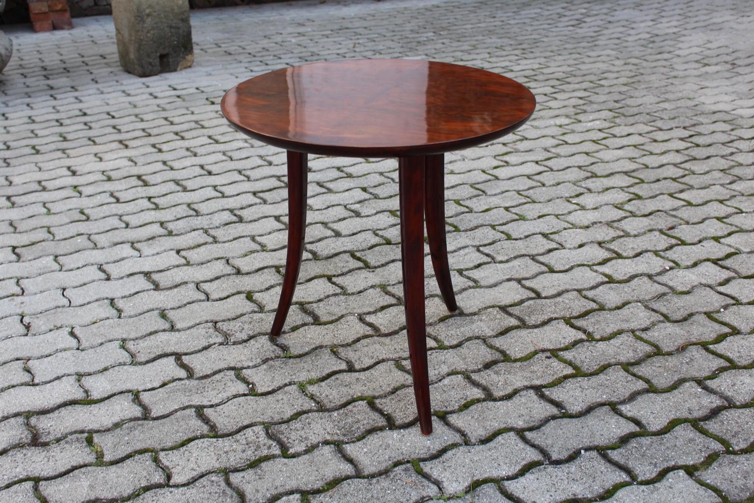 Art Deco circular charming three-legged side table from walnut by Josef Frank for Haus & Garten, Vienna, circa 1926.
The side table was made of solid walnut feet and walnut veneer.
The circular table top was veneered with a beautiful walnut root
