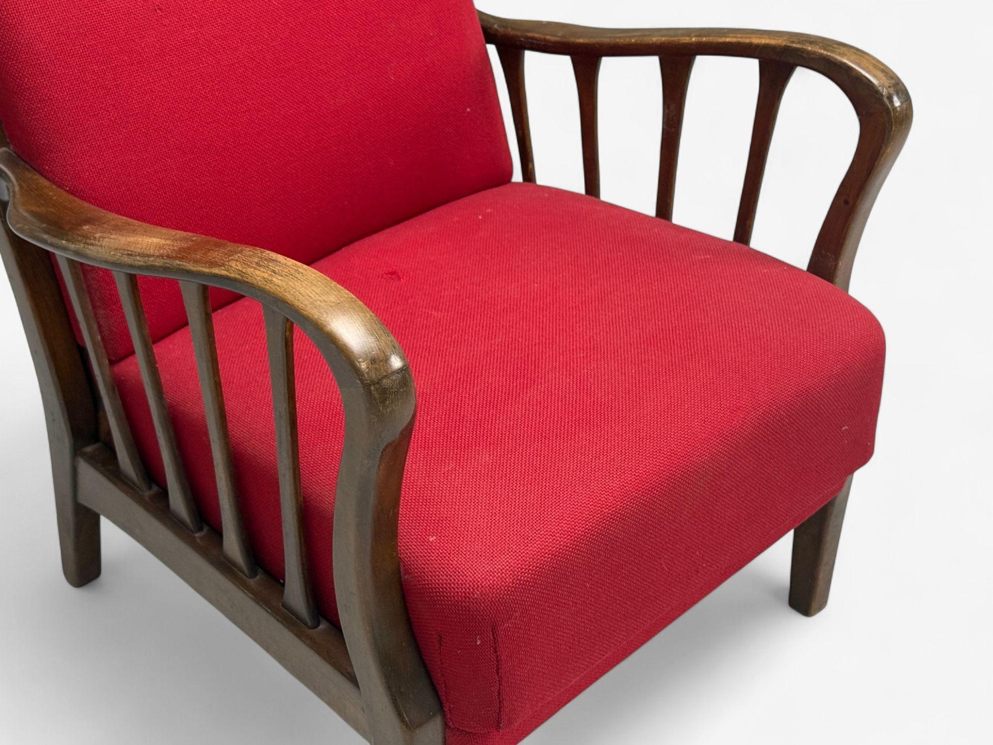 Josef Frank Attribution, Roter Stoff, Holz, Dänemark, 1950er Jahre (Dänisch) im Angebot