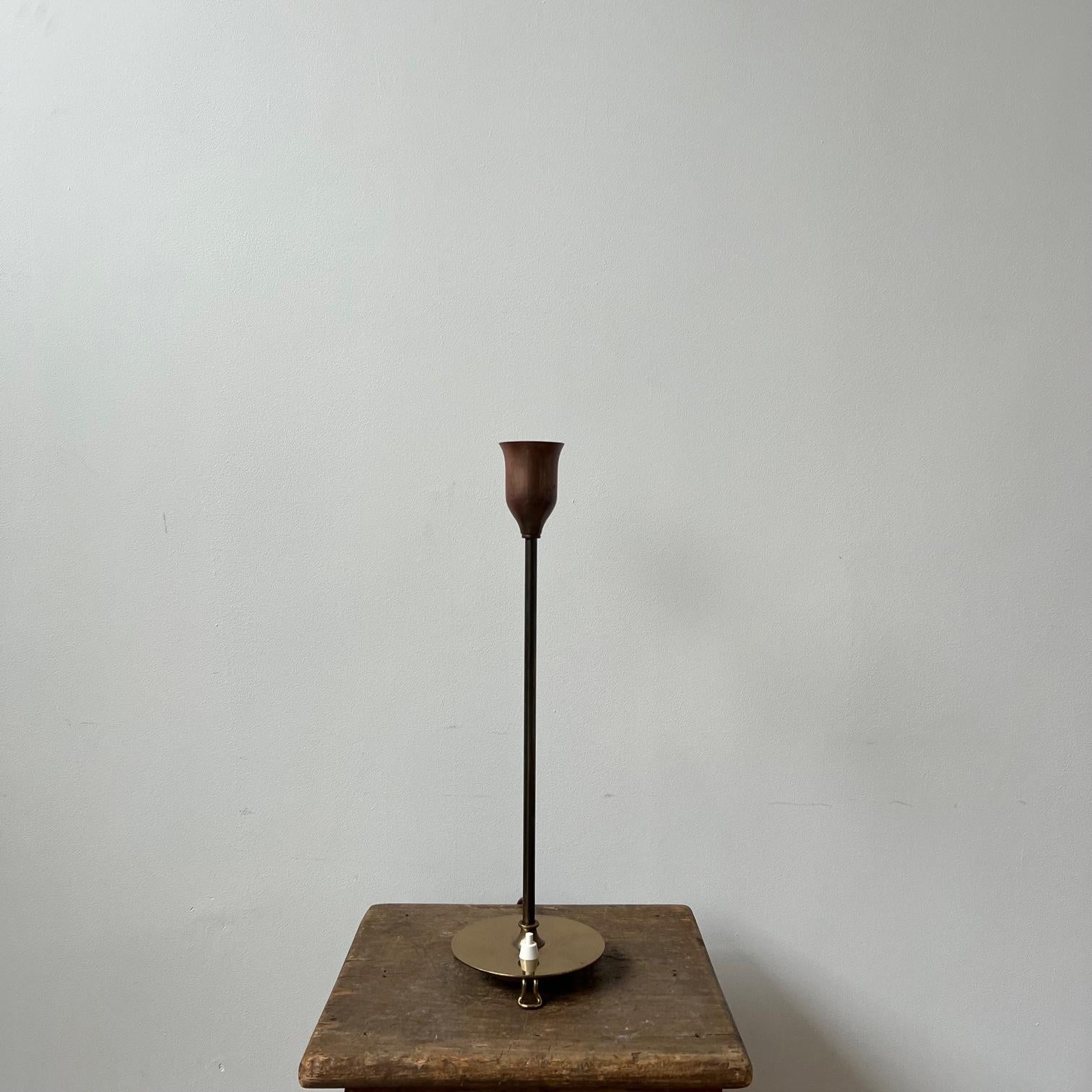 Suédois Josef Frank Brass Mid-Century Table Lamp Model 2552 en vente