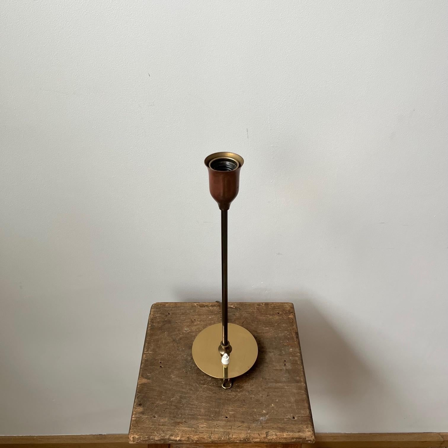 Josef Frank Brass Mid-Century Table Lamp Model 2552 Bon état - En vente à London, GB