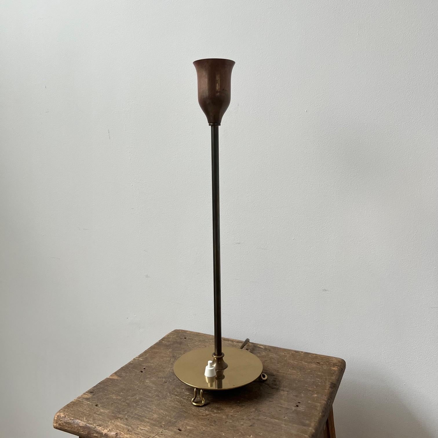 Milieu du XXe siècle Josef Frank Brass Mid-Century Table Lamp Model 2552 en vente