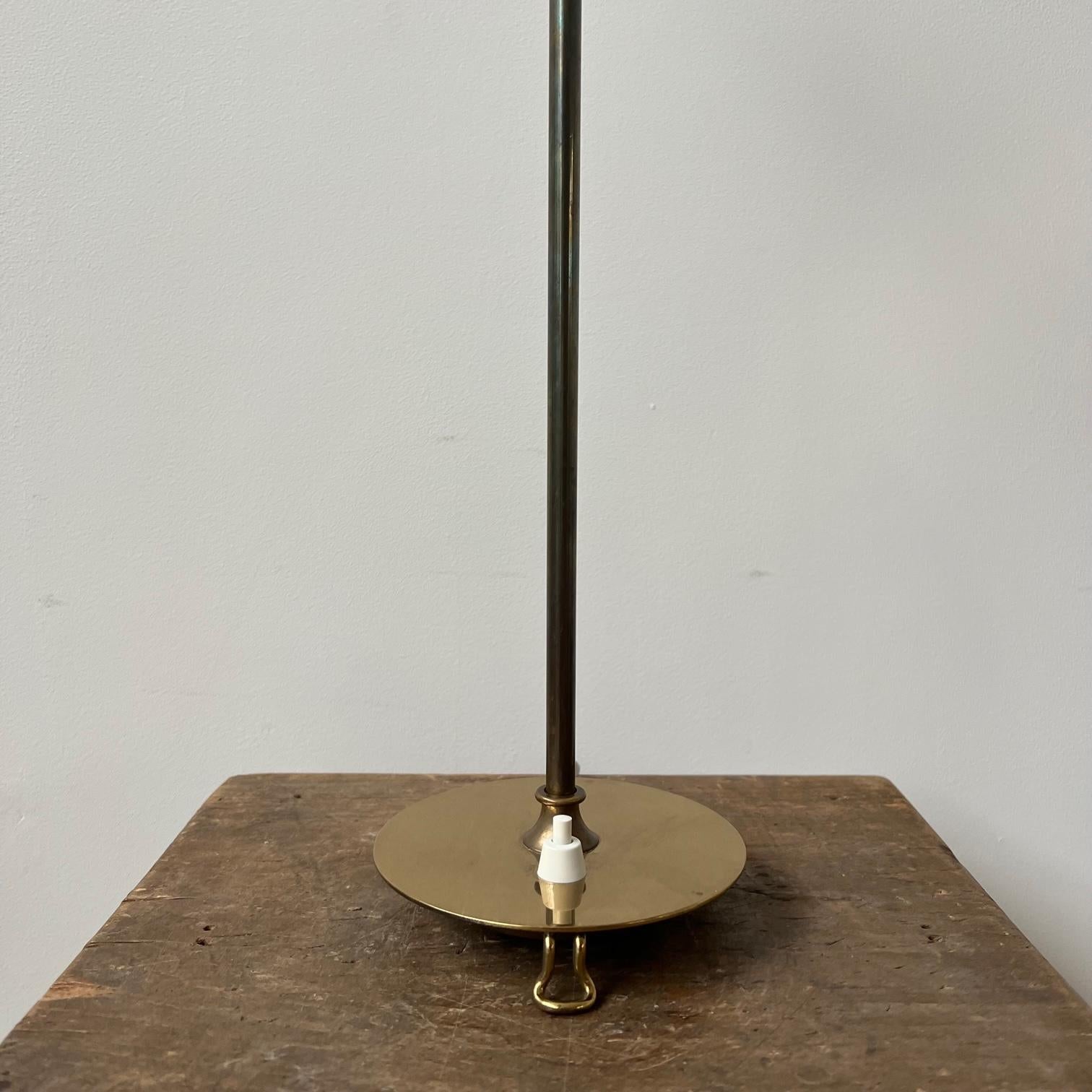 Laiton Josef Frank Brass Mid-Century Table Lamp Model 2552 en vente