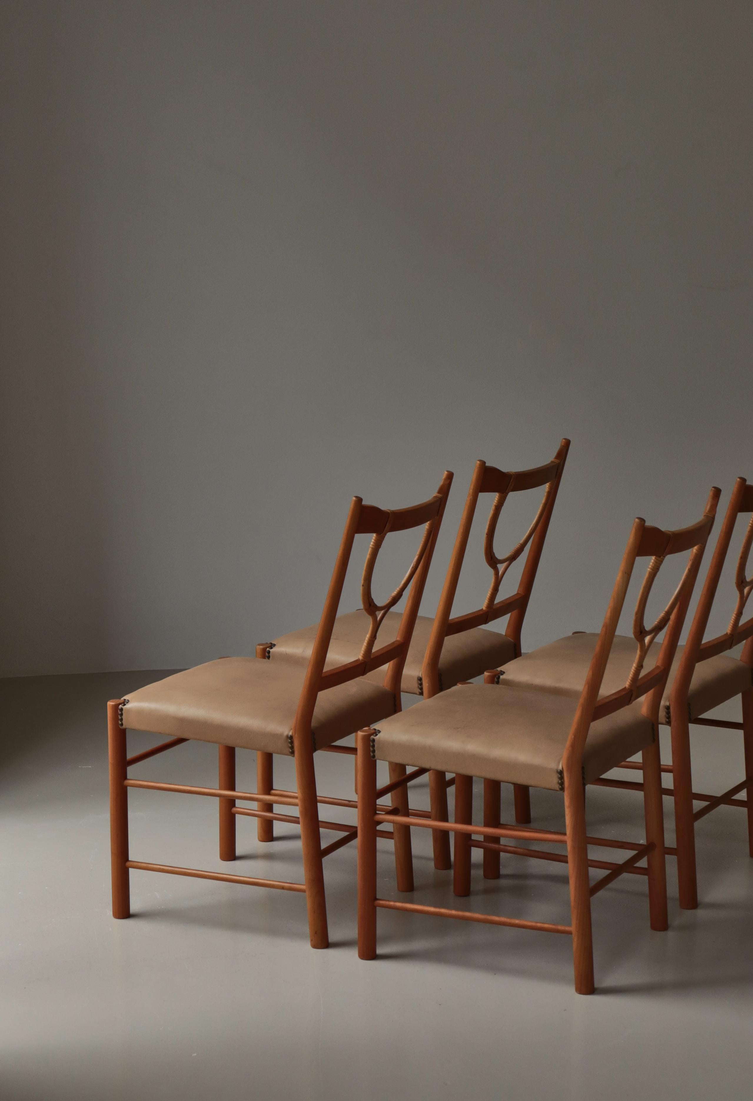 Josef Frank Esszimmerstühle Kirsche Leder Modell 2238, Svenskt Tenn, 1957, Schweden im Zustand „Gut“ im Angebot in Odense, DK