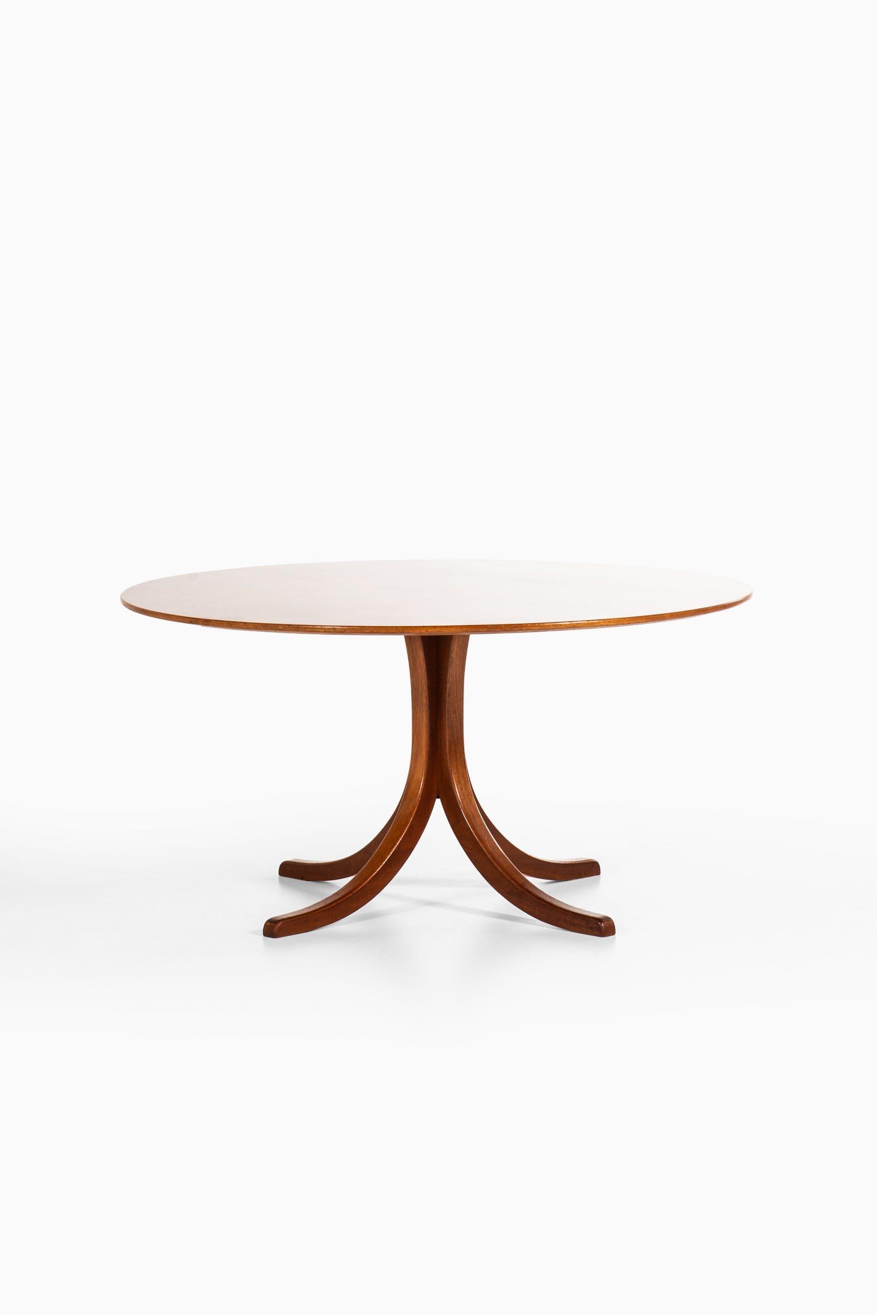 Rare dining table model 1020 designed by Josef Frank. Produced by Svenskt tenn in Sweden.