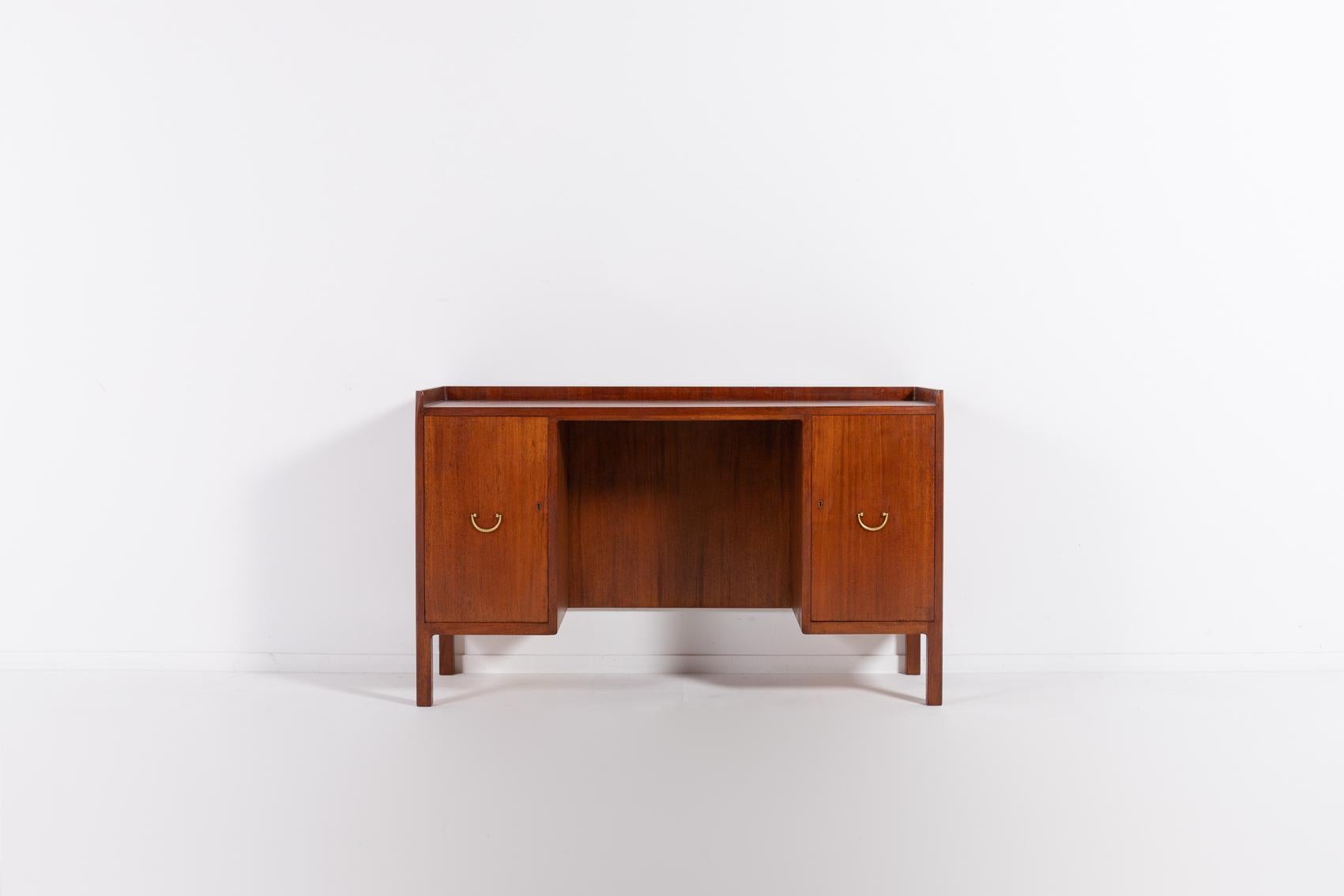 Spectacular free standing vanity designed by Swedish architecture and design icon Josef Frank. Exceptional Scandinavian craftsmanship in varnished teak and mahogany, pull-out foldable doors with brass handles.

Condition
Restored

Dimensions
height: