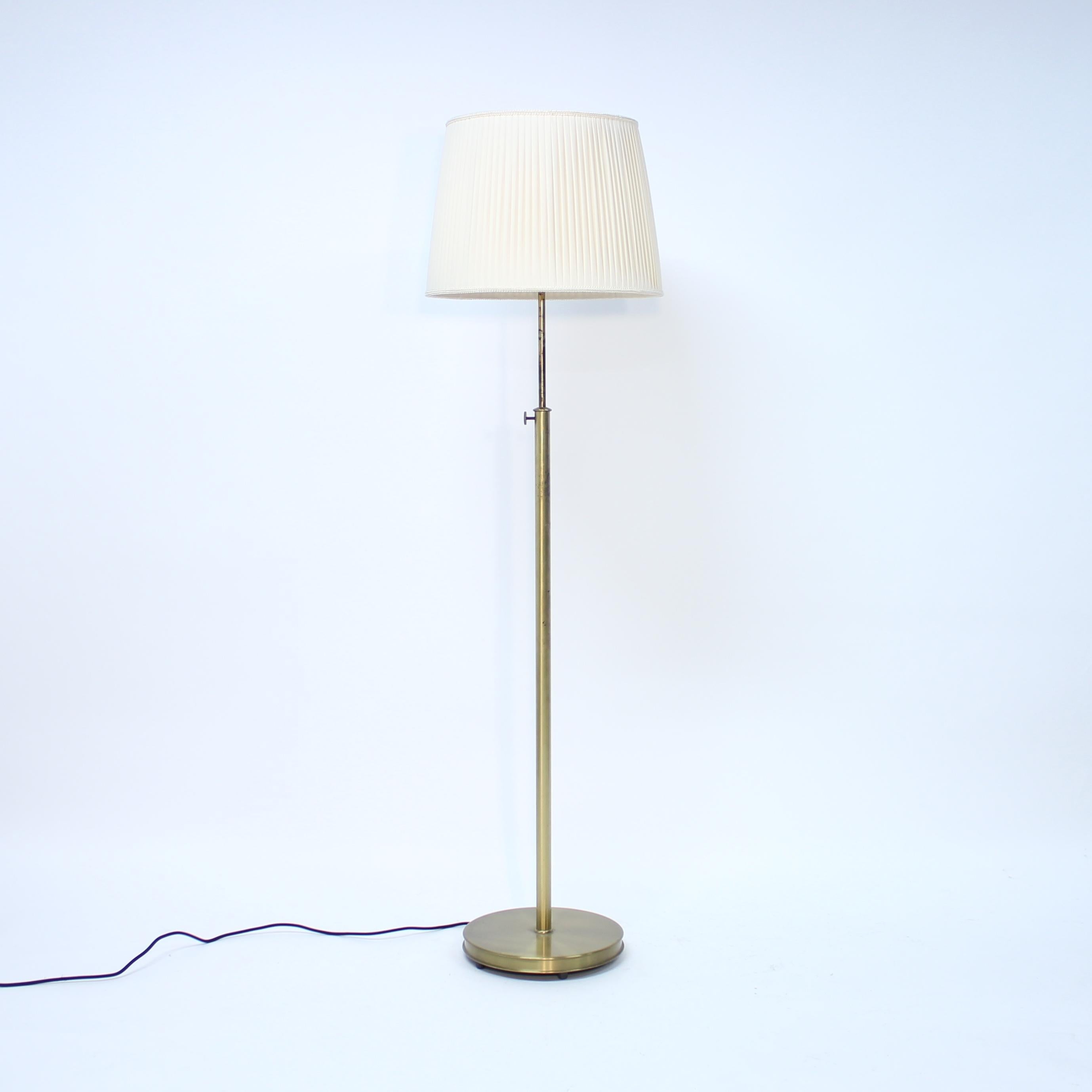 Early example of the 2148 model floor lamp designed by Josef Frank for Svenskt Tenn in the 1934. This example is most likely from the 1950s or 1960s and is height adjustable between 136-153 cm. Untouched and honest original condition with normal