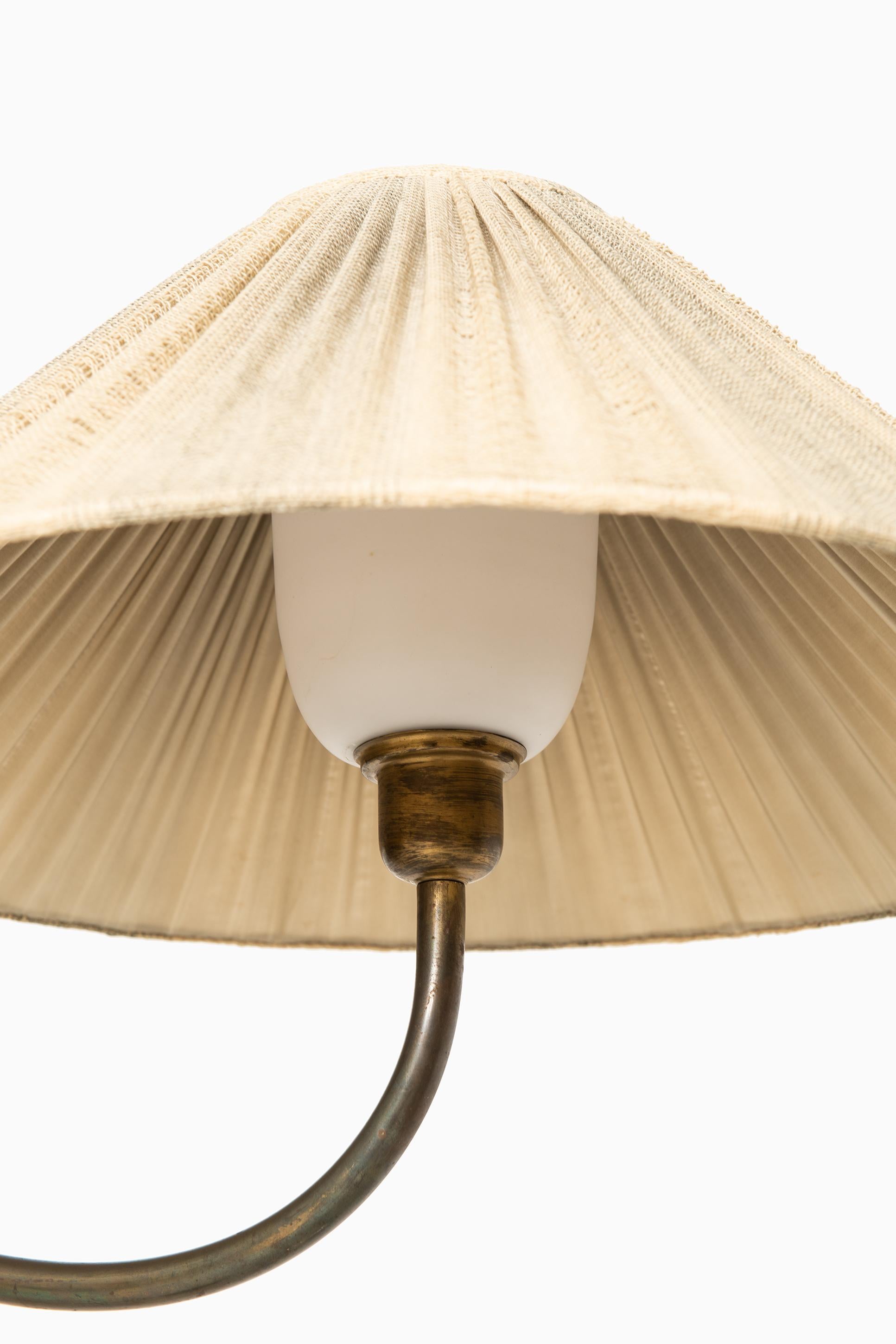 Josef Frank Early Floor Lamp Produced by Svenskt Tenn in Sweden In Good Condition In Limhamn, Skåne län