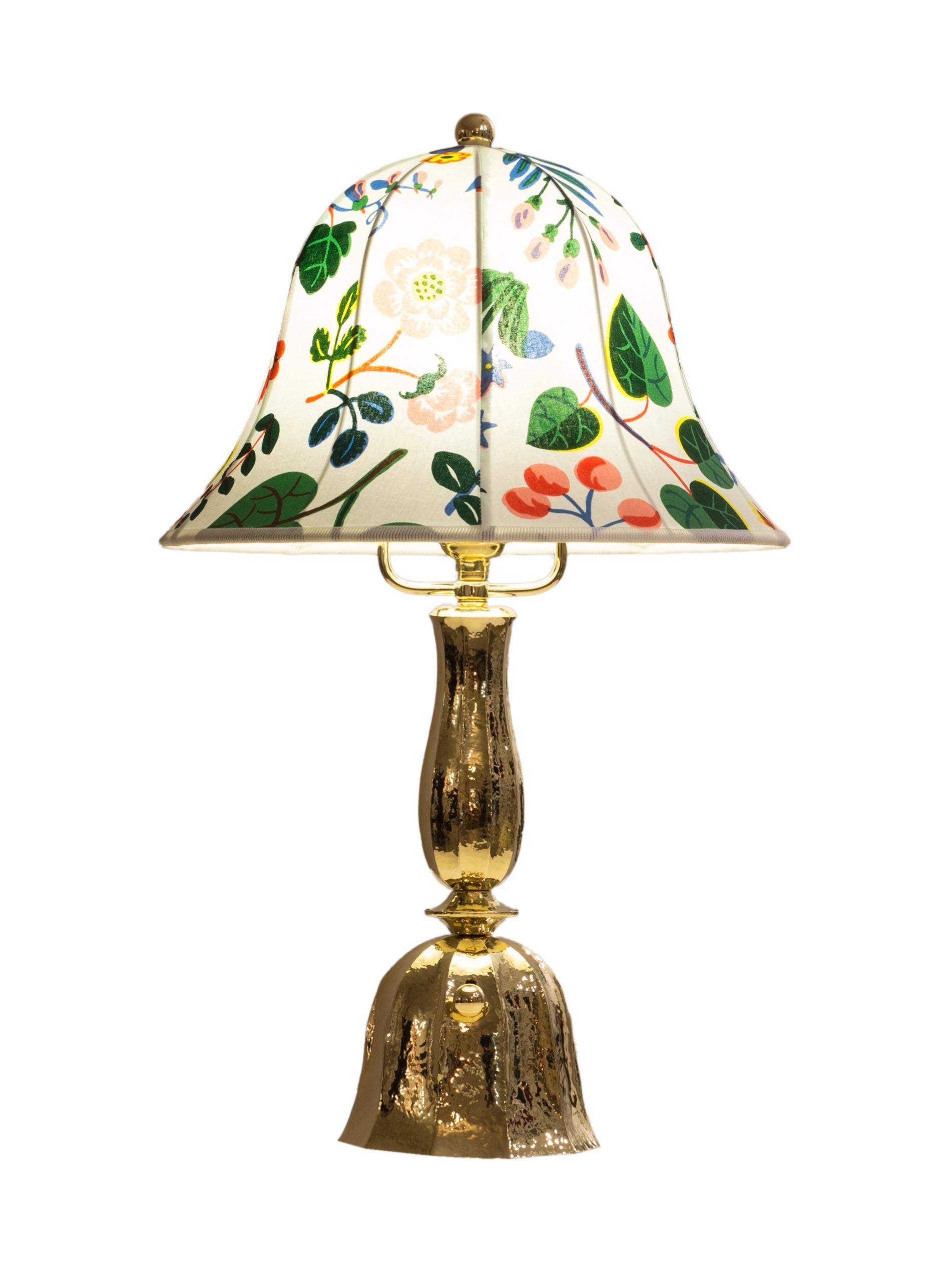 An extremely elaborate table lamp in the famous Hoffmann design from the 1920s. chased/hammered brass, the hand-sewn fabric-shades with colorful designs by Josef Frank, WW-Modell Nr 3039 - M Ia 2

Most  components according to the UL regulations,