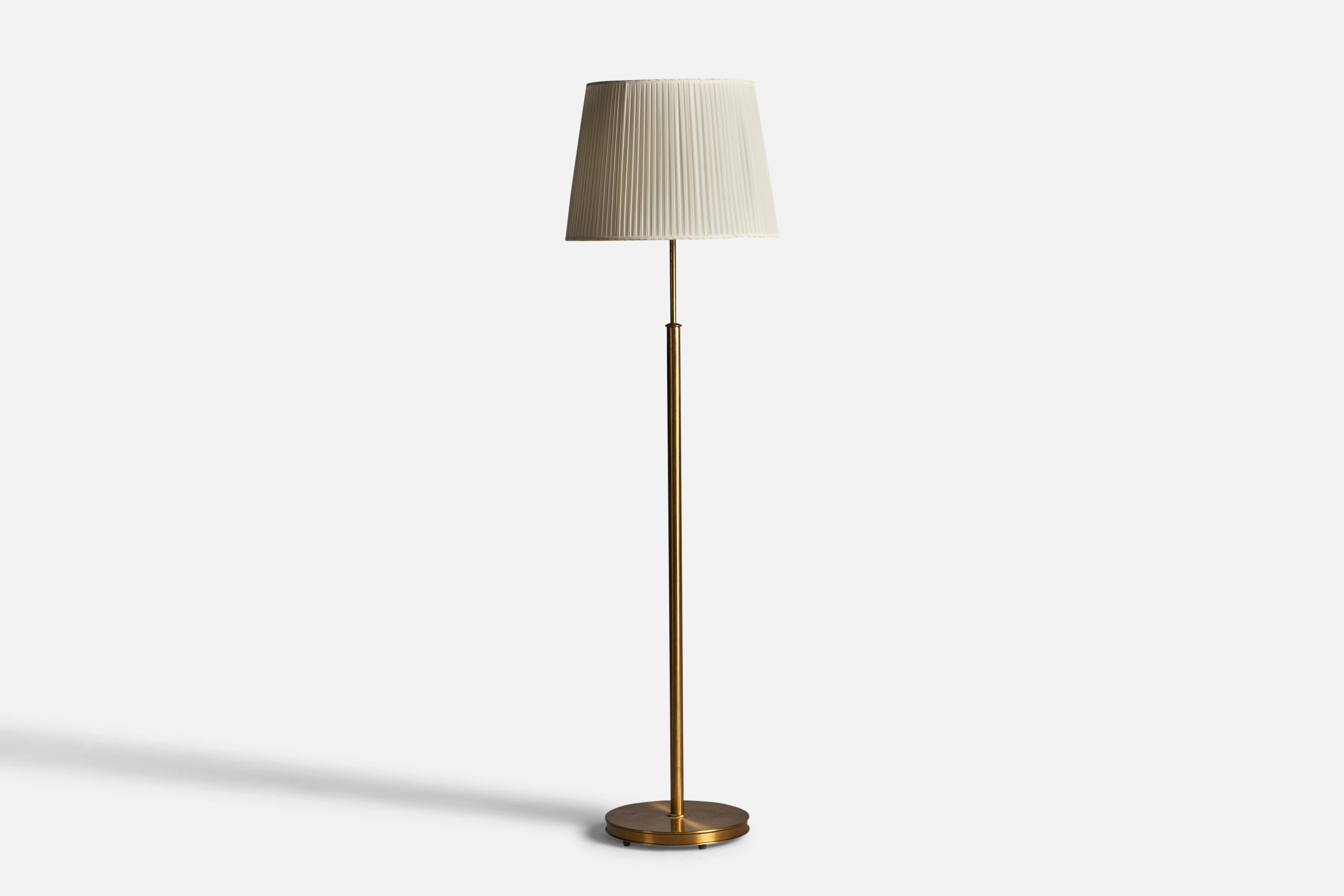 A brass and fabric floor lamp, designed by Josef Frank and produced by Svenskt Tenn, Sweden, 1940s.

Overall Dimensions (inches): 60.75