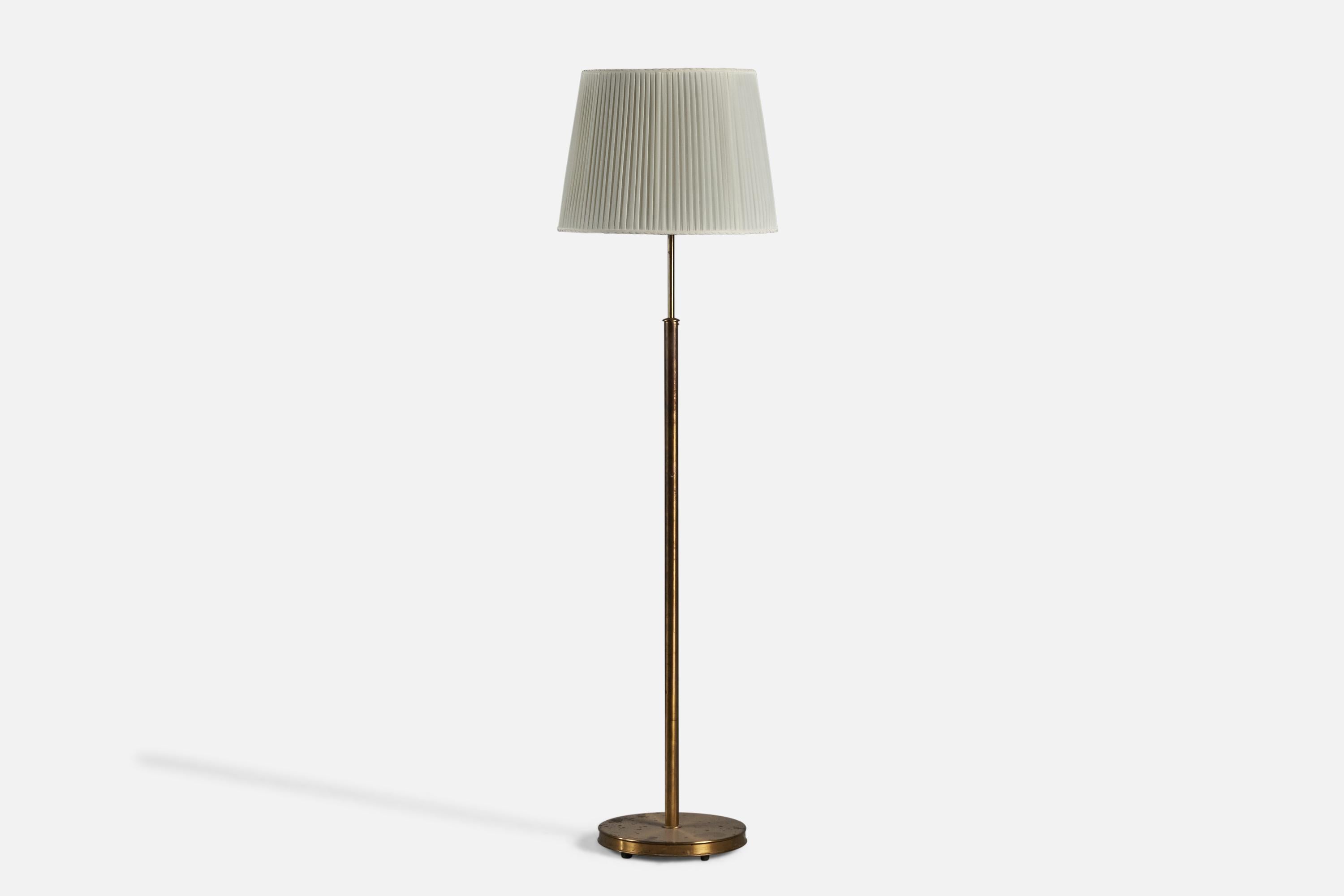 A brass and fabric floor lamp designed by Josef Frank and produced by Svenskt Tenn, Sweden, 1940s.

Overall Dimensions (inches): 61” H x 17” Diameter
Bulb Specifications: E-26 Bulb
Number of Sockets: 4
Original lampshade in fair condition, minor