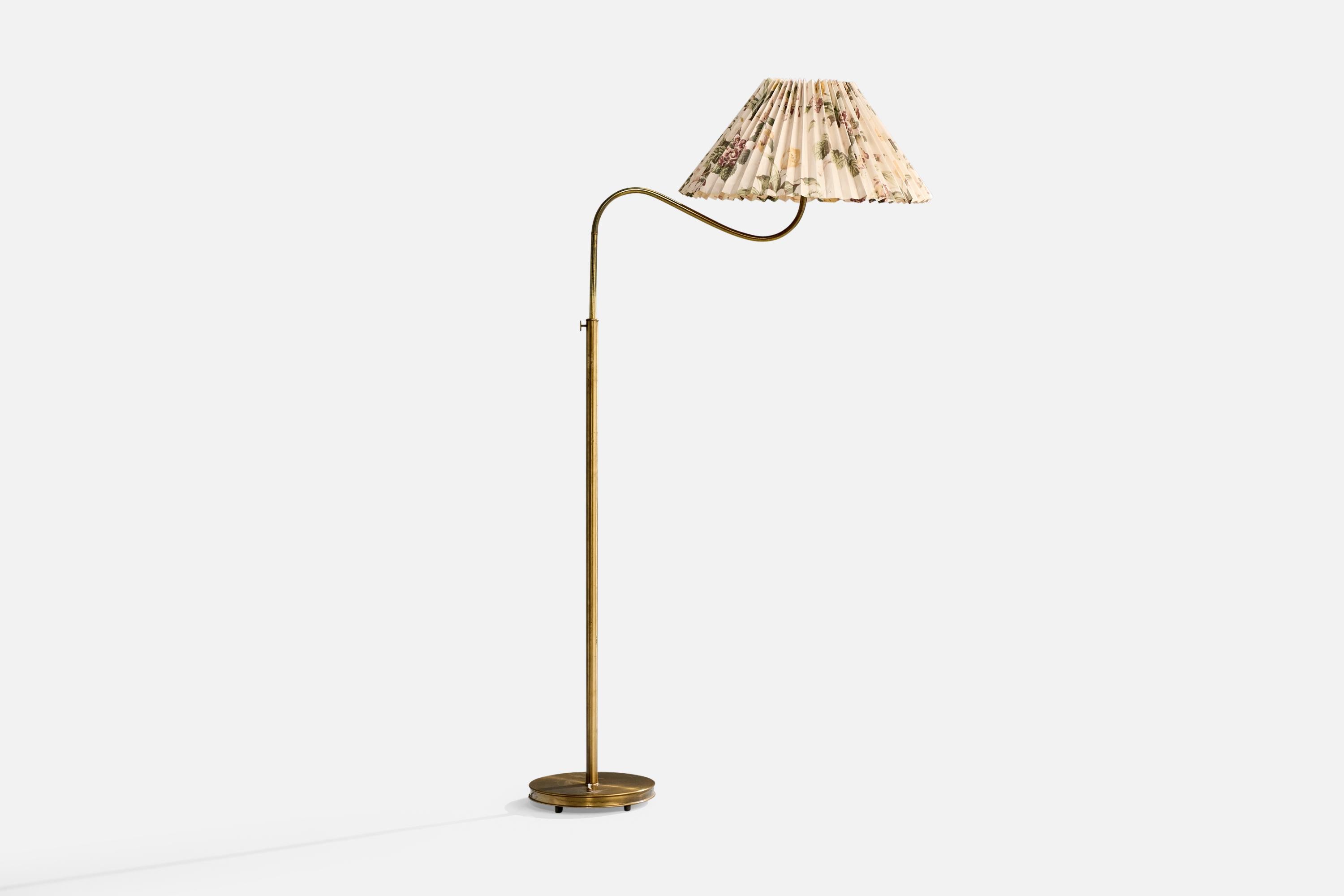 Lampadaire réglable en laiton et tissu imprimé floral conçu par Josef Frank et produit par Svenskt Tenn, Suède, vers les années 1940.

Dimensions de la lampe avec abat-jour (pouces) : 60.0 