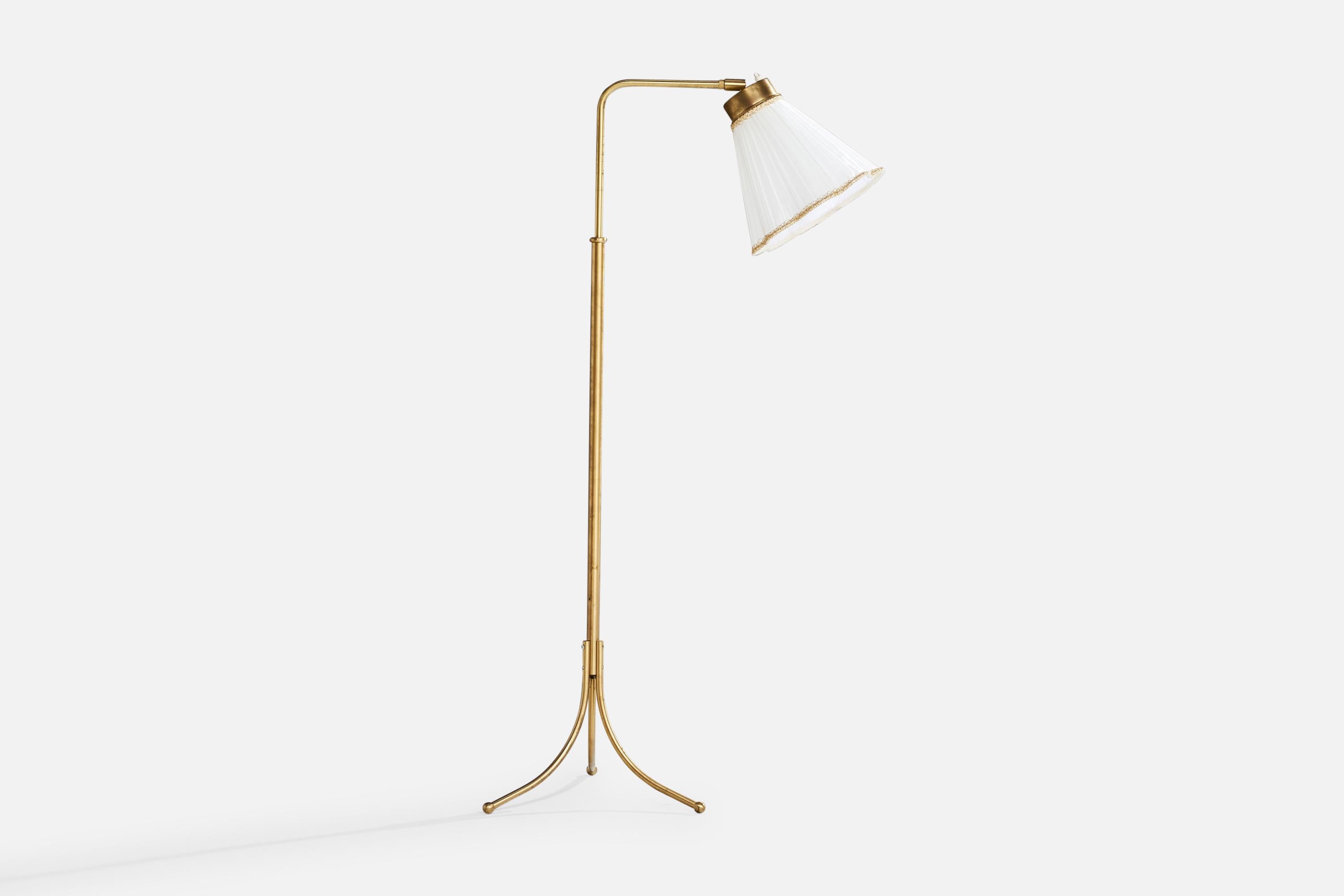 Lampadaire réglable en laiton et tissu conçu par Josef Frank et produit par Svenskt Tenn, Suède, vers les années 1950.

Dimensions de la lampe avec abat-jour (pouces) : 47.5